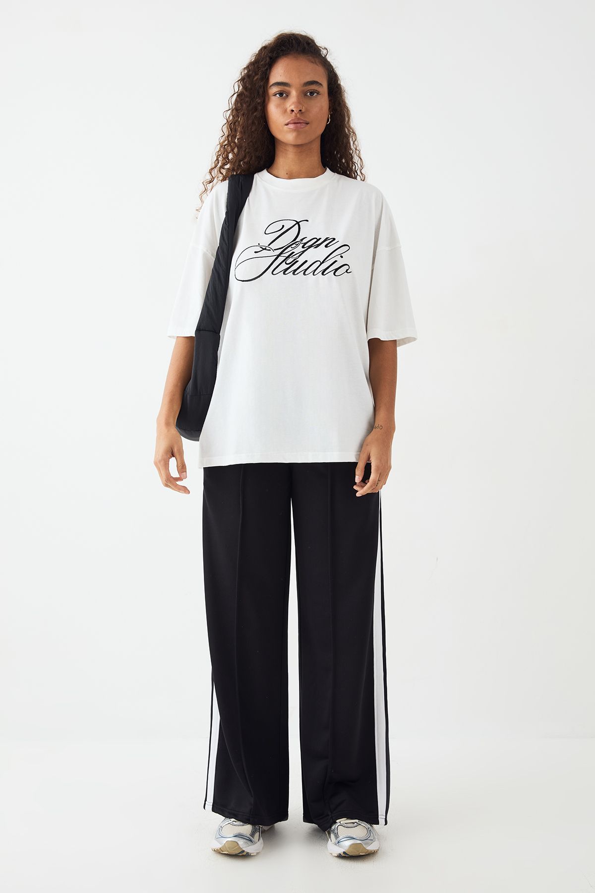 DSGN Studio DSGN Studio Script Embroidered Crew Neck Oversized T-Shirt White image 5