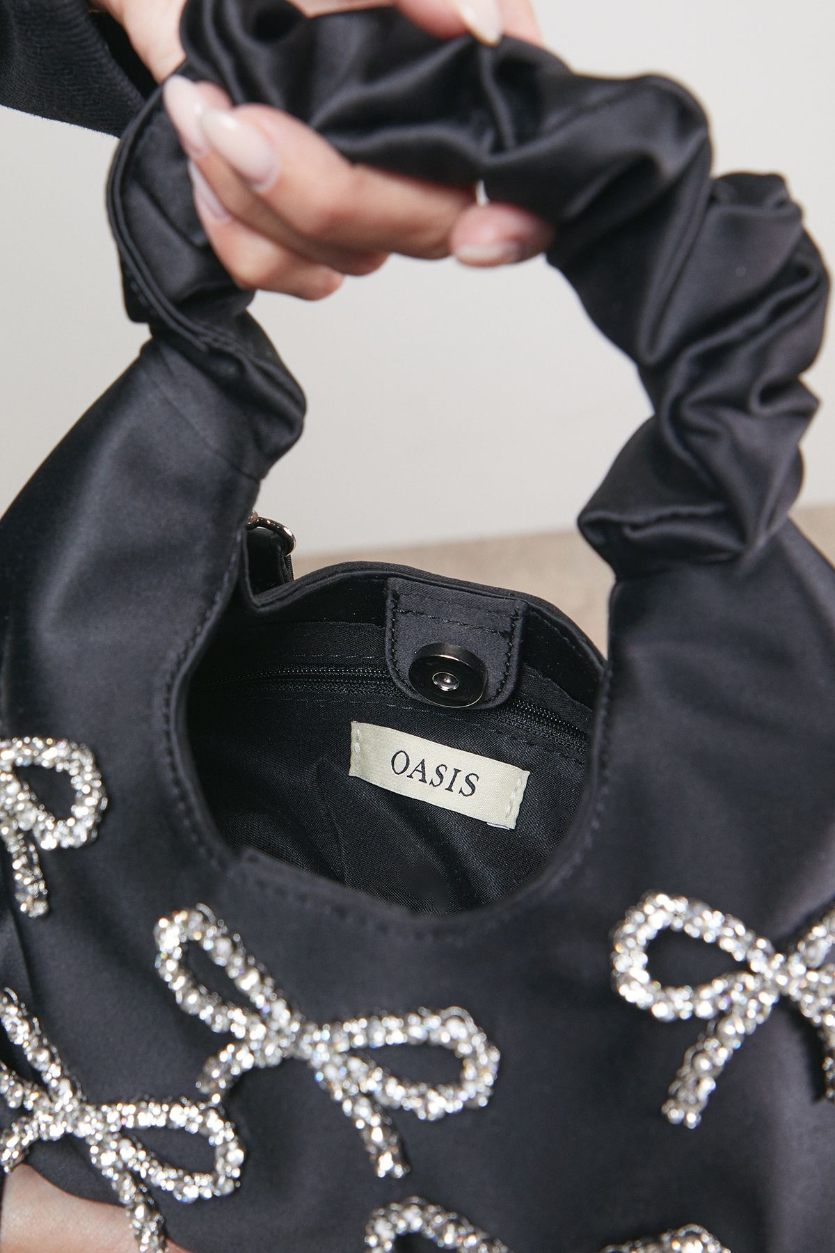 Oasis Liv Diamante Bow Detail Grab Bag Black image 3