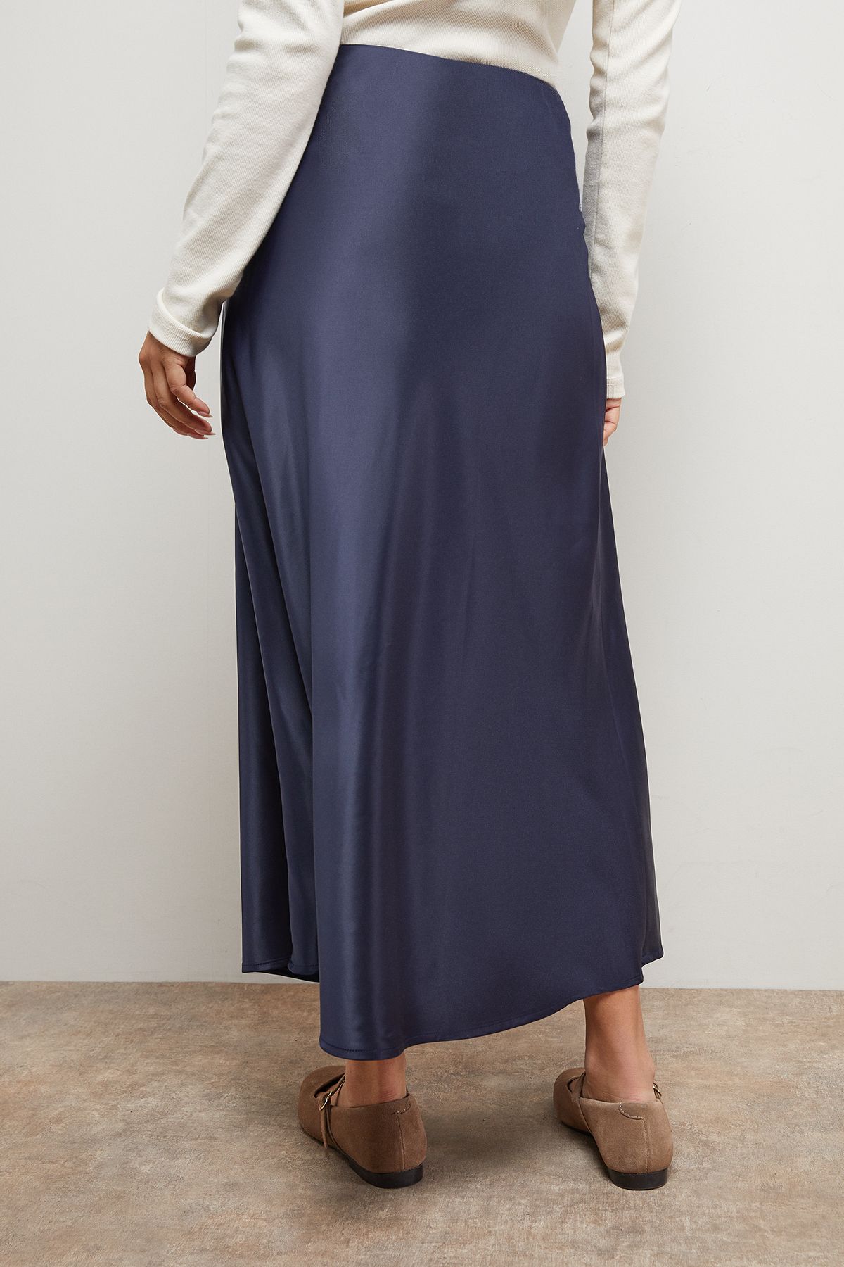 Oasis Petite Satin Bias Cut Midi Skirt Navy image 3