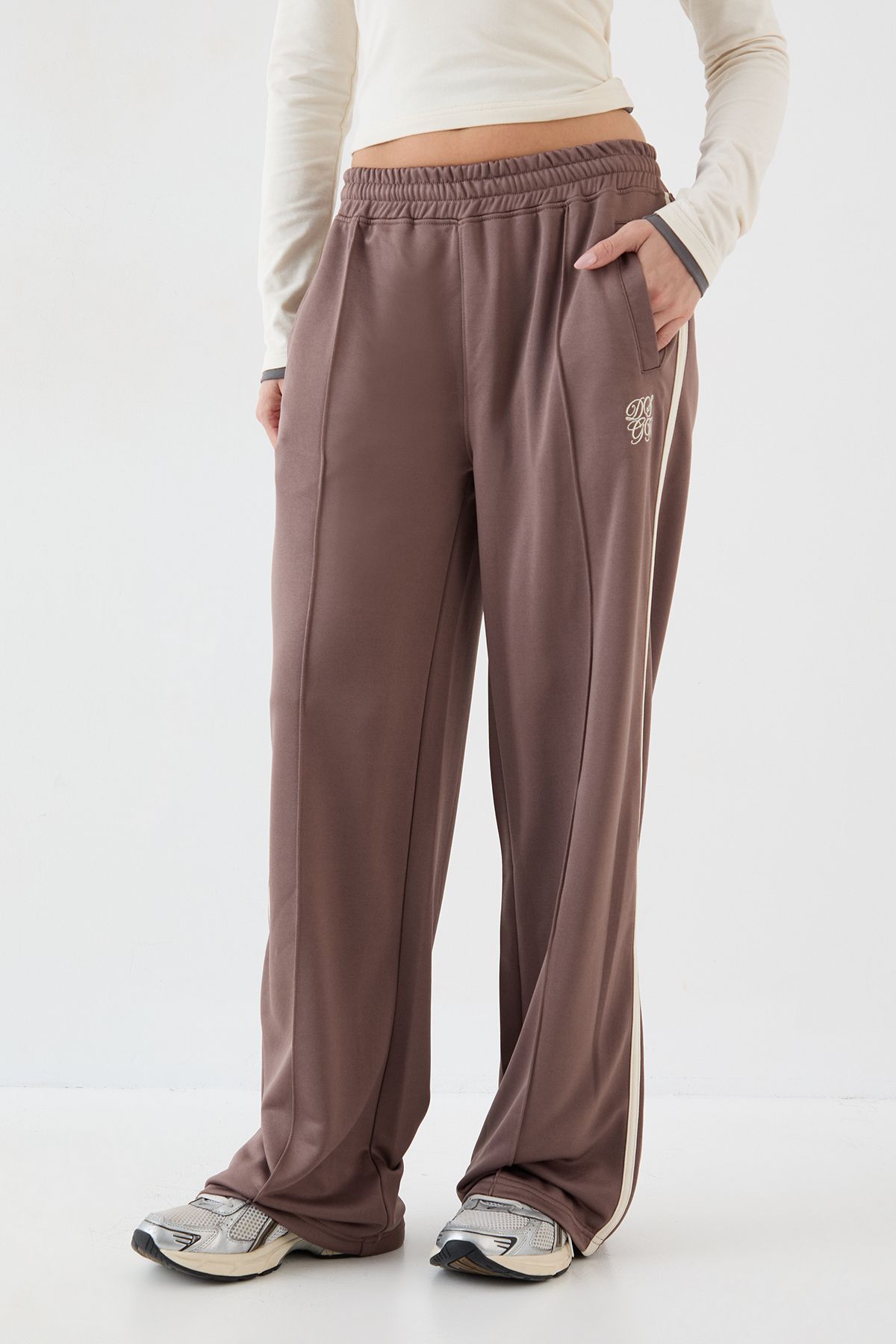 DSGN Studio DSGN Studio Tricot Contrast Straight Leg Jogger Taupe image 3