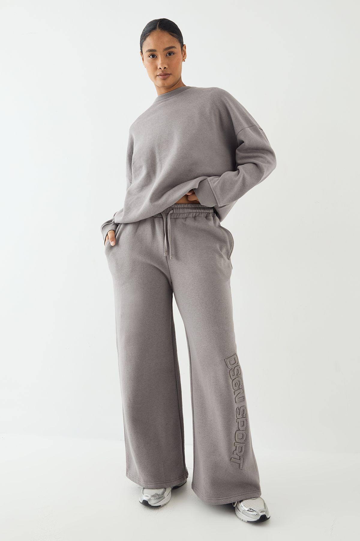 DSGN Studio DSGN Studio Self Fabric Applique Wide Leg Jogger Charcoal image 3