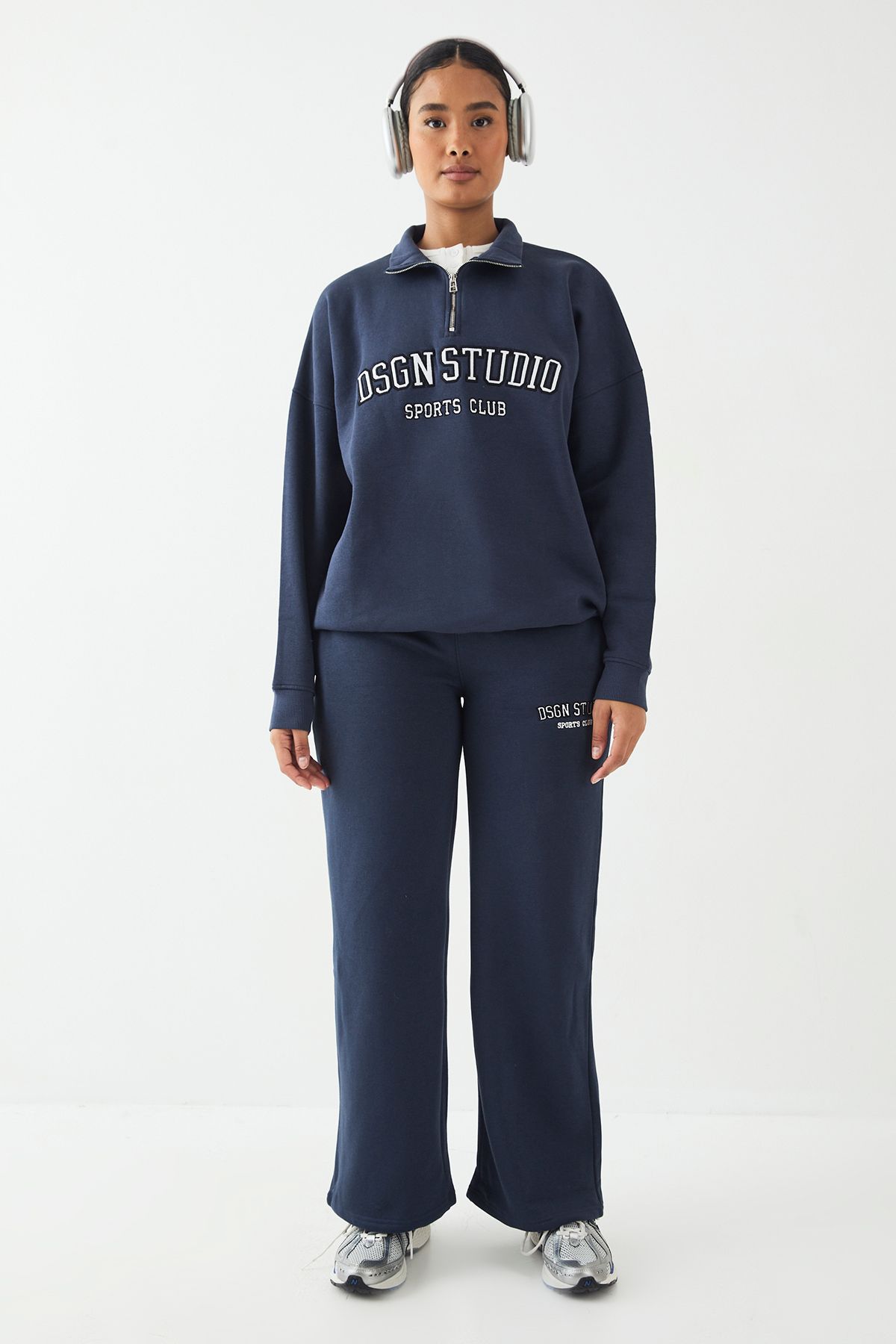 DSGN Studio Petite DSGN Studio Applique Straight Leg Jogger Navy image 5