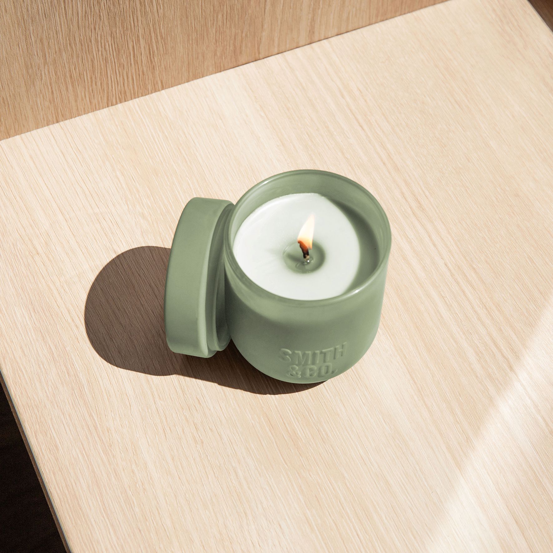 The Aromatherapy Company Smith & Co 250g Candle - Amber & Freesia image 3