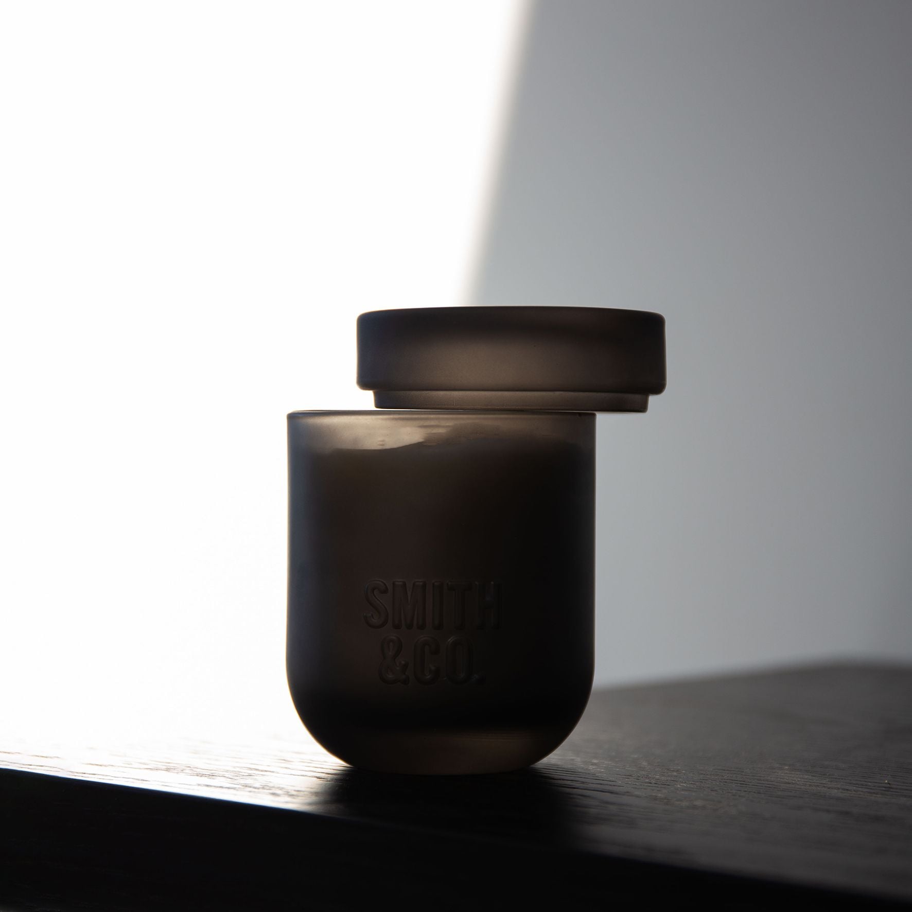 The Aromatherapy Company Smith & Co 250g Candle - Tabac & Cedarwood image 3