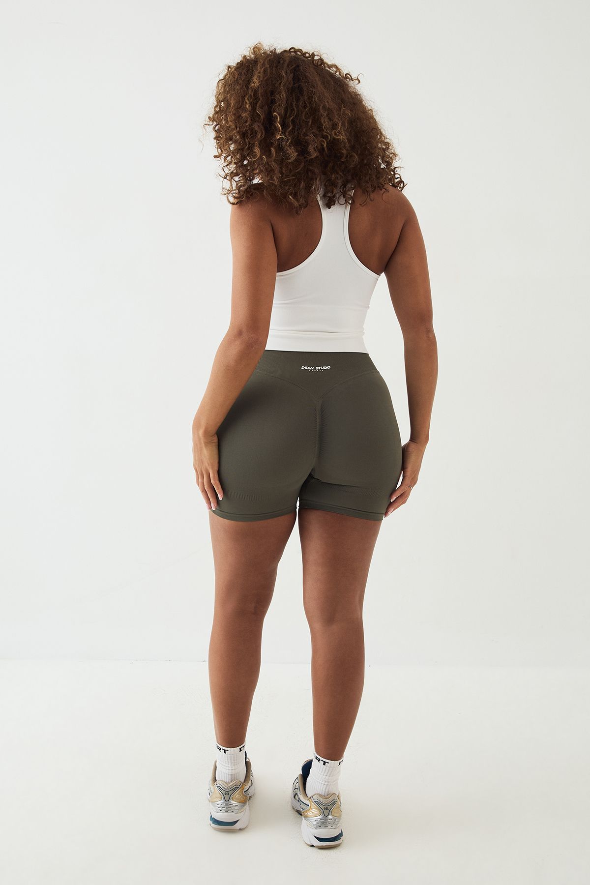 DSGN Studio DSGN Studio Sport Ultra Contour Seamless Scrunch Bum Short Fern image 2