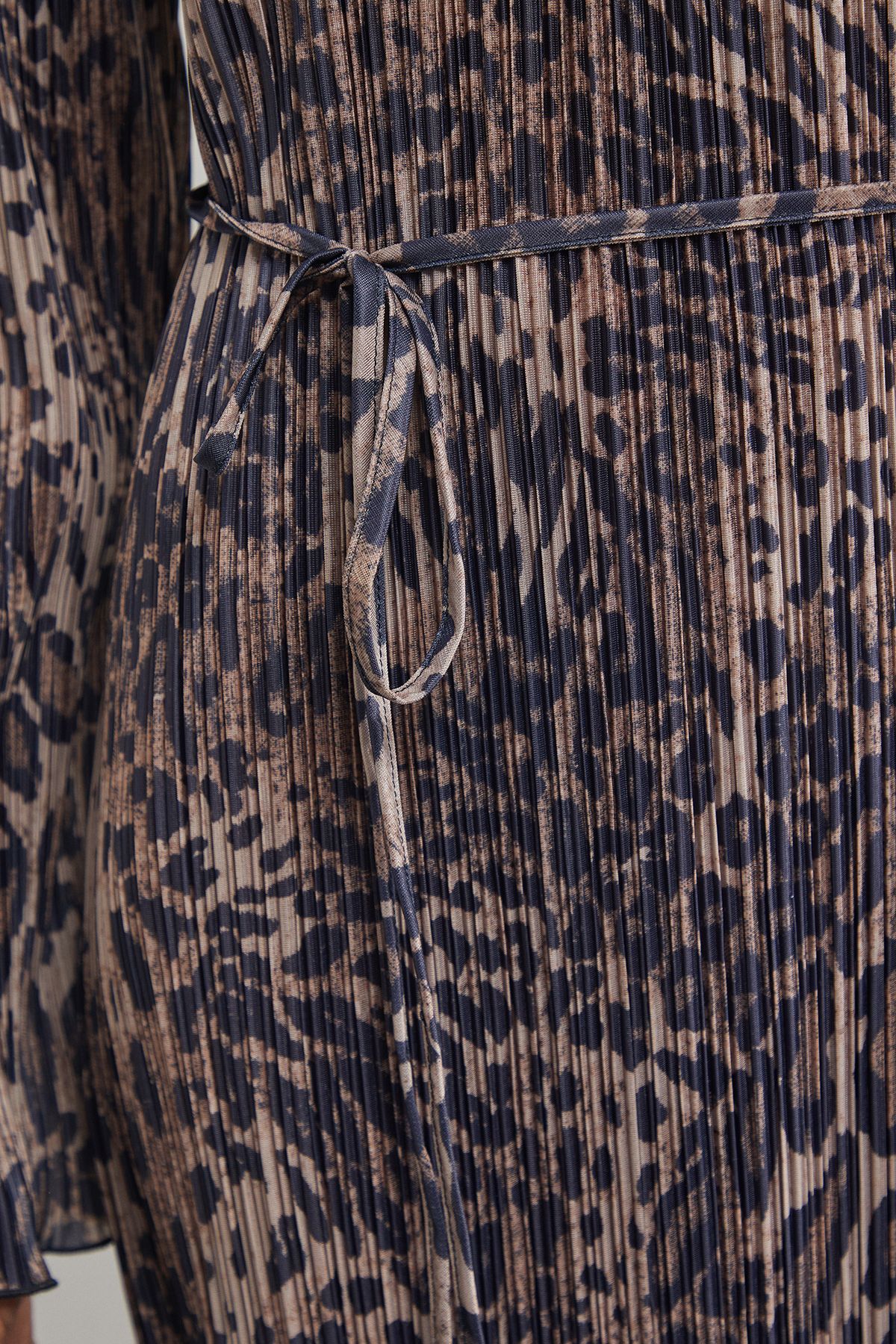 Warehouse Plisse Belted Column Midi Dress Leopard image 5