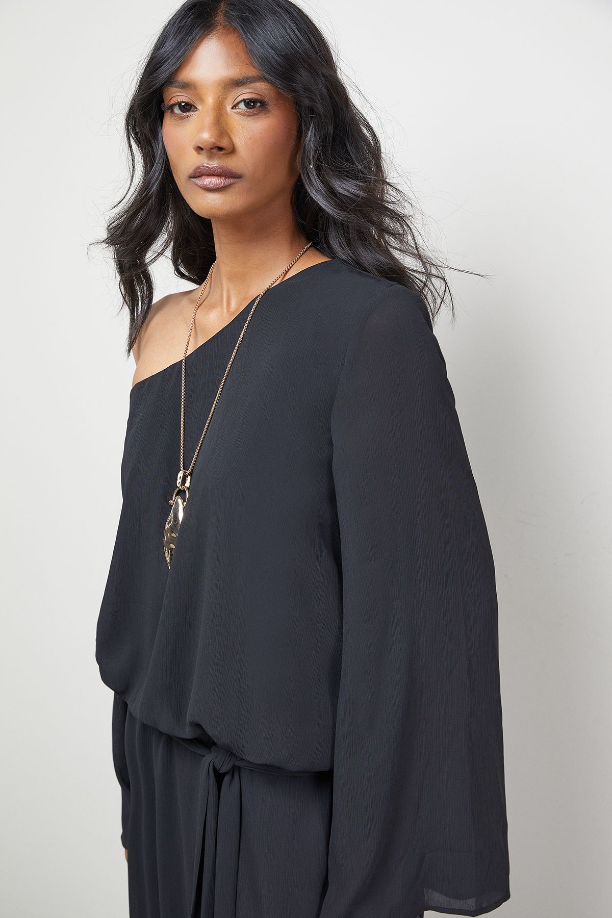 Warehouse Crinkle Chiffon One Shoulder Drop Waist Black image 4