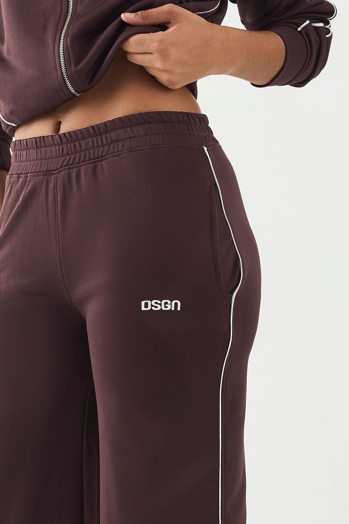 DSGN Studio DSGN Studio Tricot Piping Detail Straight Leg Jogger Chocolate image 4