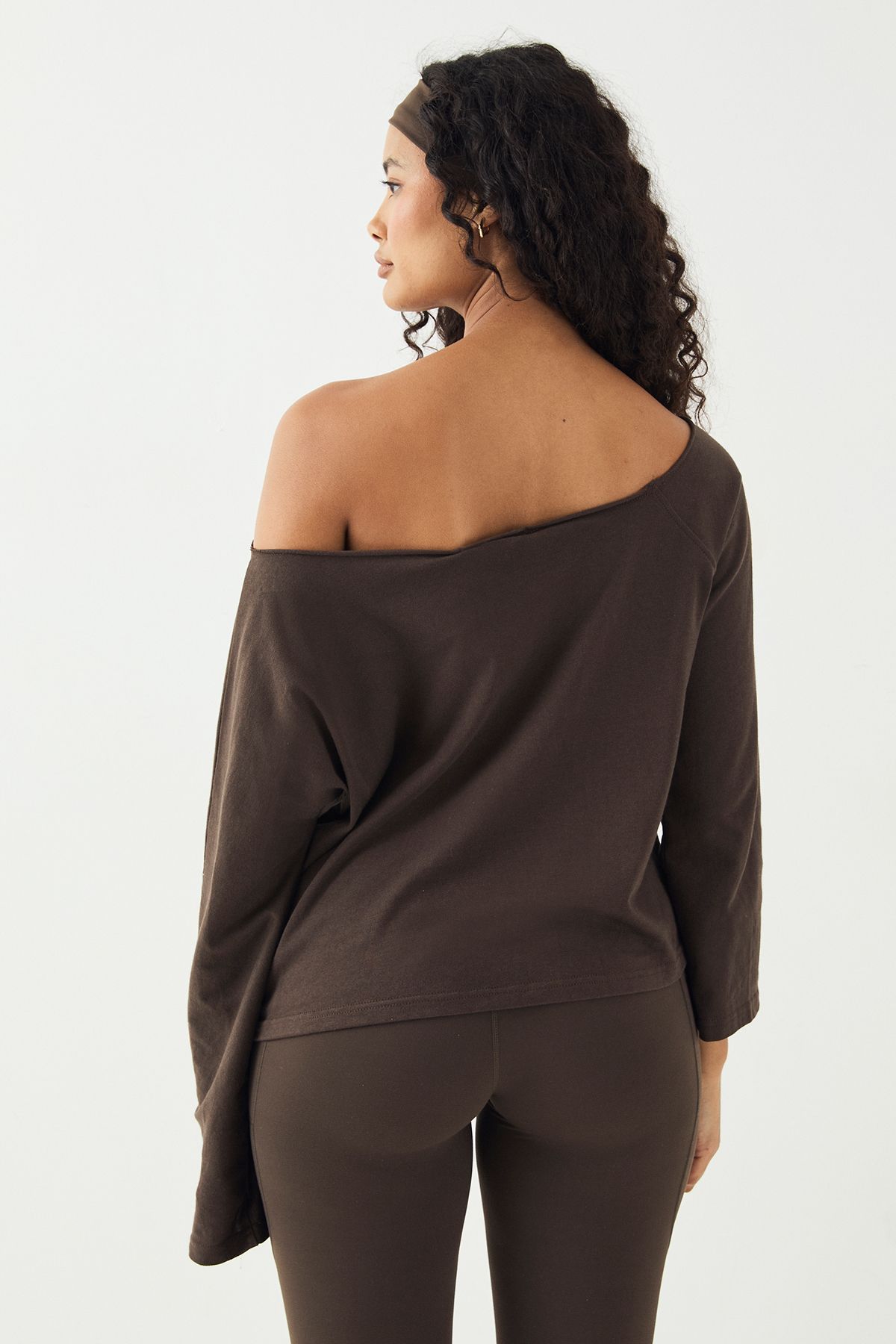 DSGN Studio DSGN Studio Off The Shoulder Long Sleeve T-shirt Espresso image 2