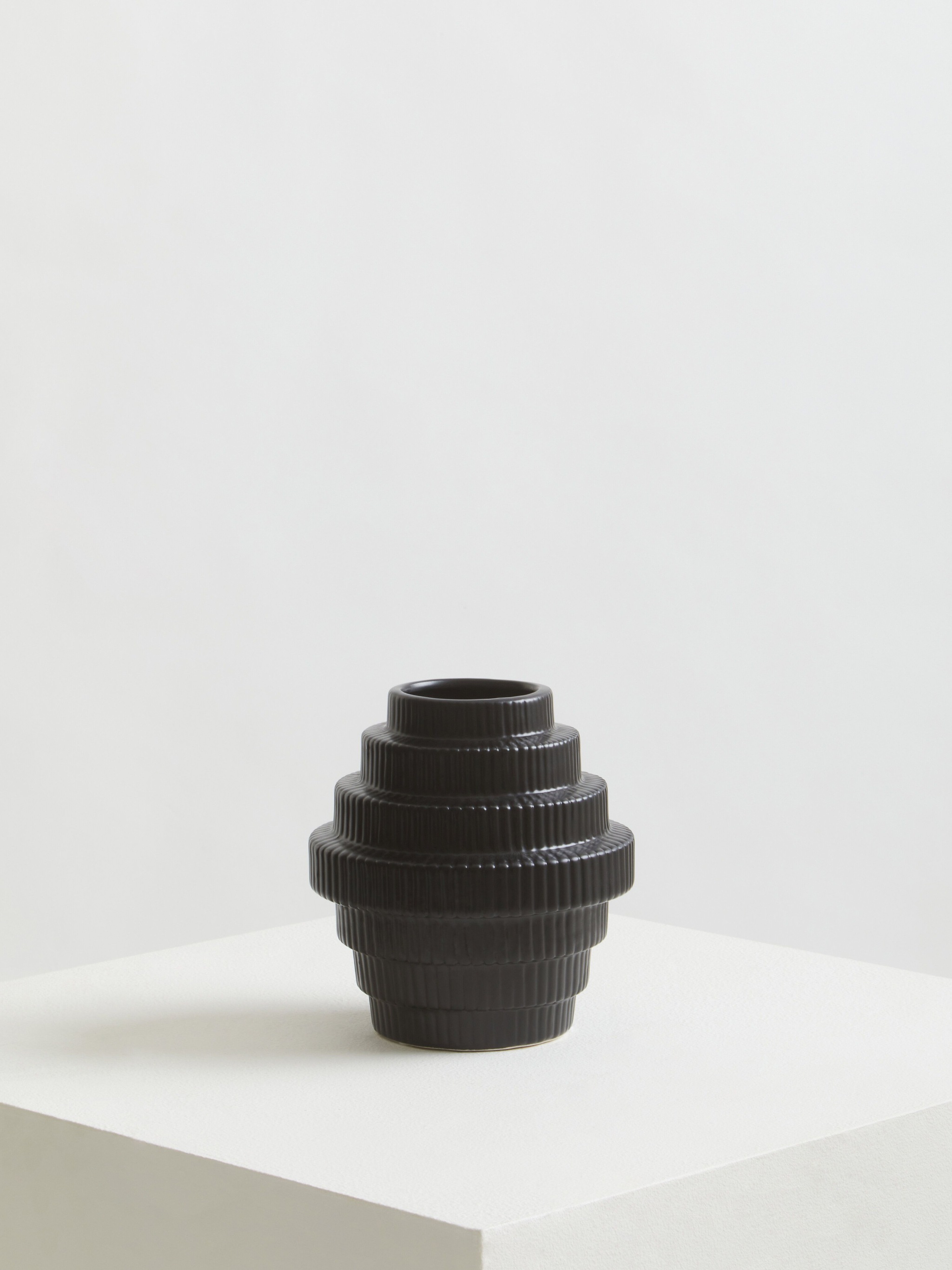 Orsina Lightweight Small Vase, Versatile And Stylish Flower Ceramic vase, Modern Design Vase For Flowers image 5