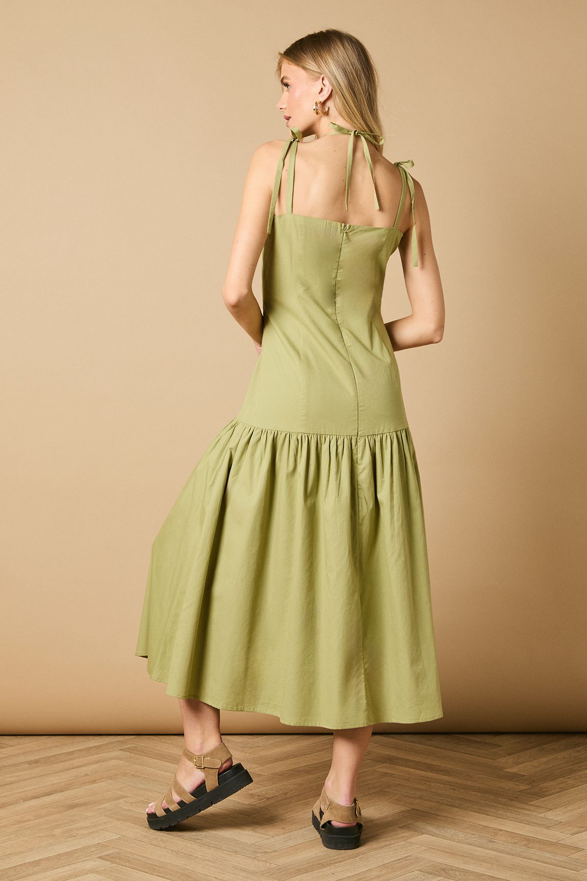 Oasis Cup Detail Halterneck Drop Hem Midaxi Dress Khaki image 4