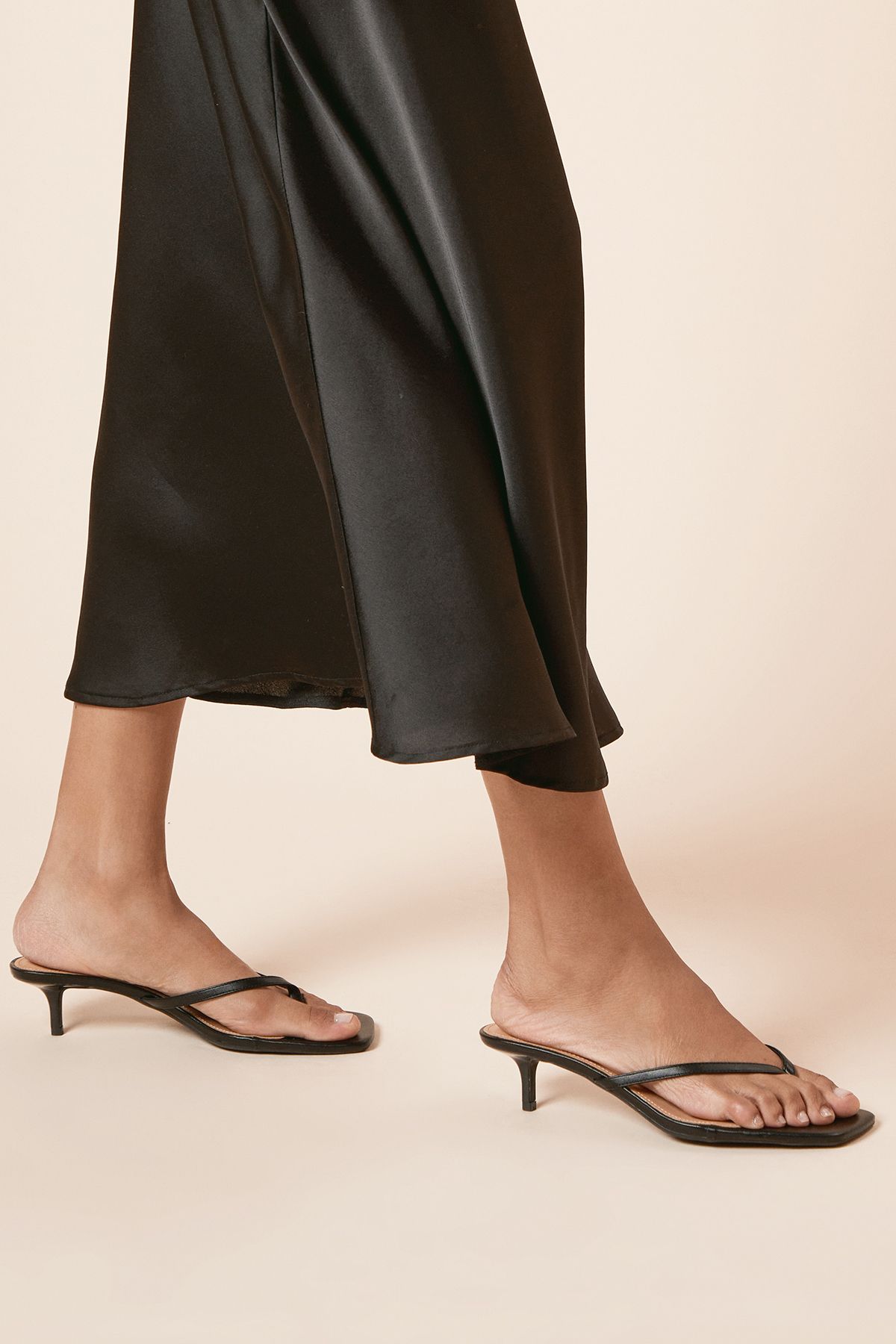 Dorothy Perkins Catriona Faux Leather Kitten Heel Toe Thong Sandals Black image 3