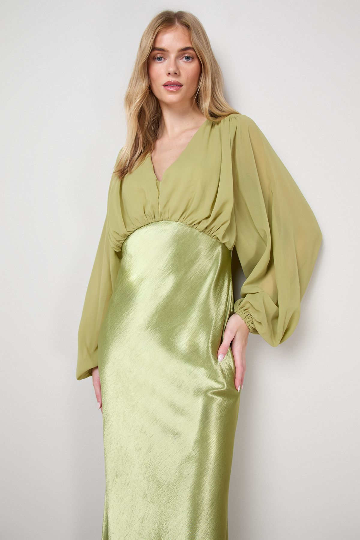 Oasis Plain Balloon Sleeve V Neck Satin Chiffon Mix Midaxi Dress Olive image 2