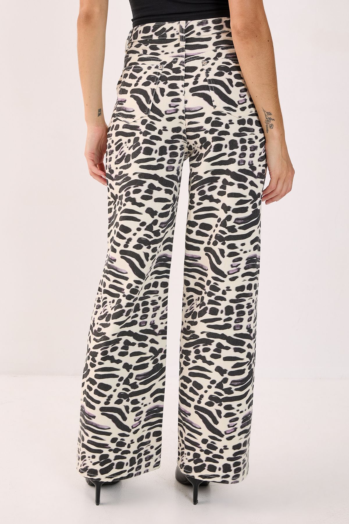 NastyGal Denim Animal Print Jeans White image 3