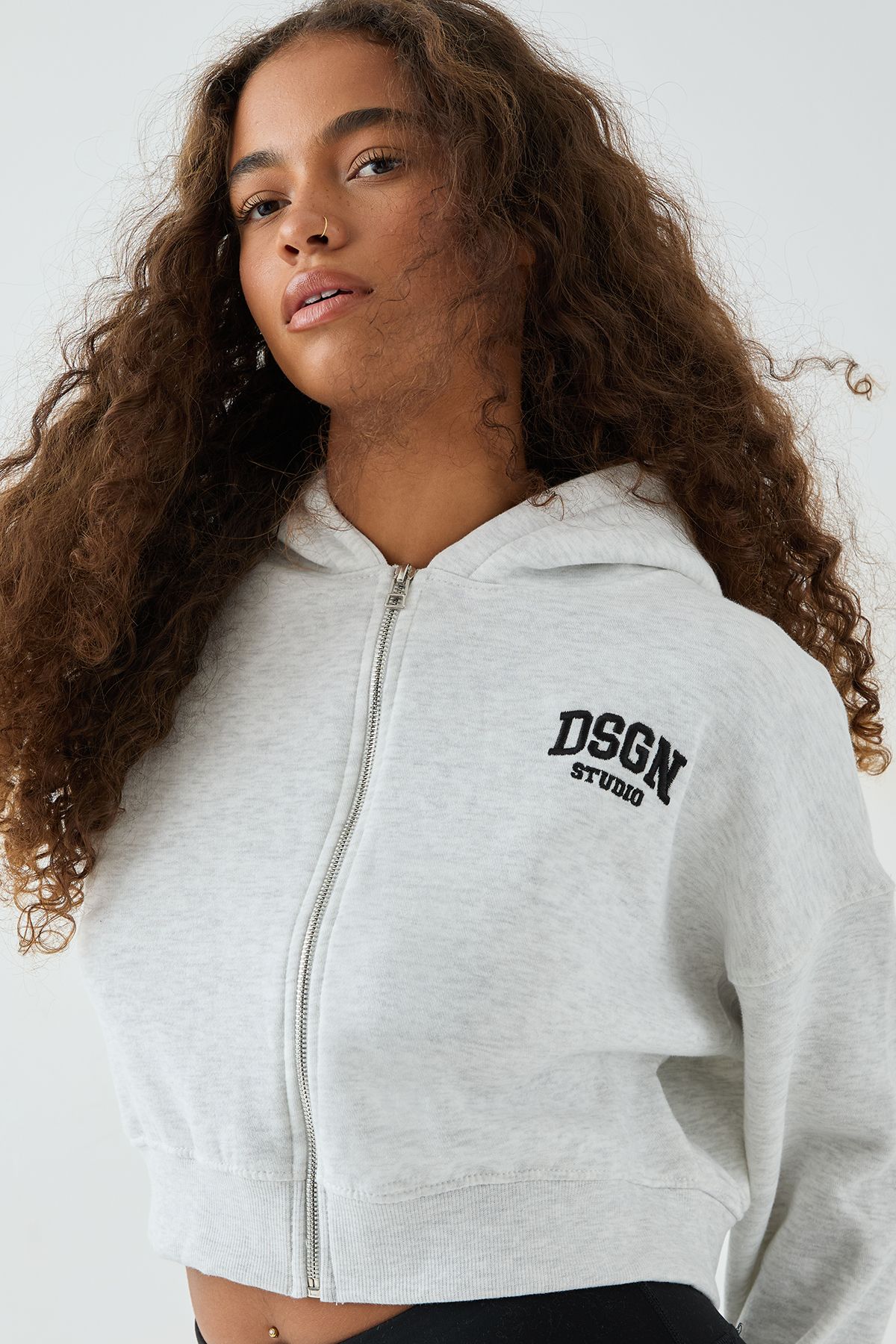 DSGN Studio DSGN Studio Embroidered Boxy Crop Zip Through Hoodie Ash Grey image 4