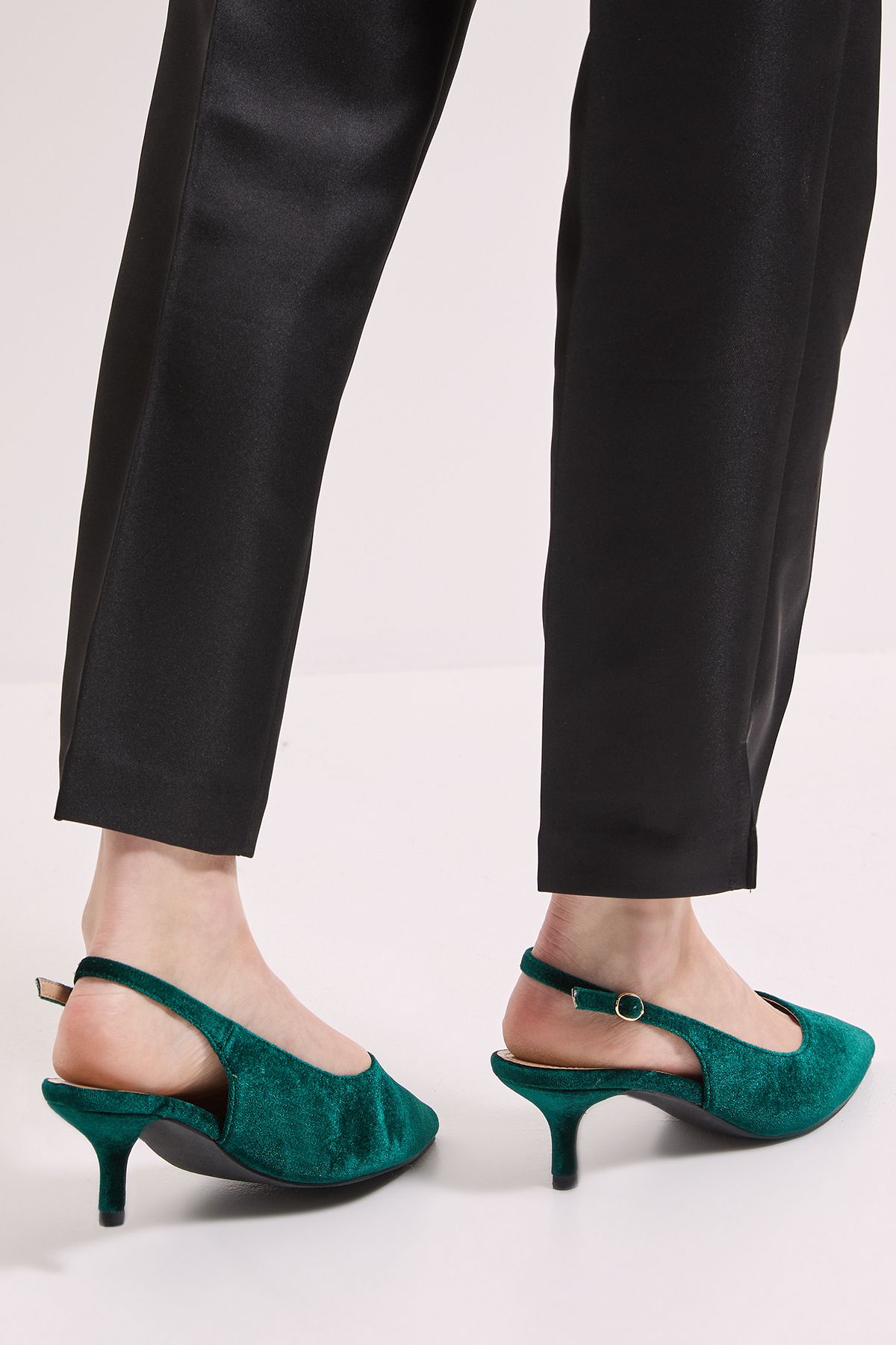 Dorothy Perkins Wide Fit Dova Velvet Slingback Kitten Heel Court Shoes Emerald image 4