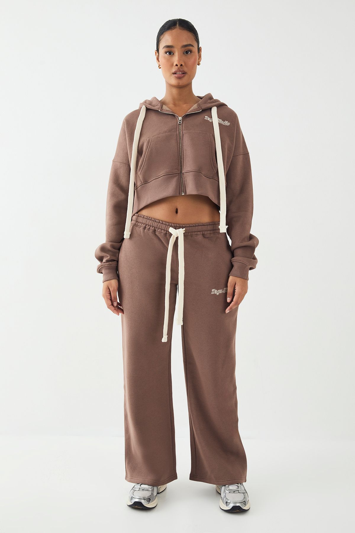 DSGN Studio DSGN Studio Contrast Drawcord Mid Rise Straight Leg Jogger Mocha image 5