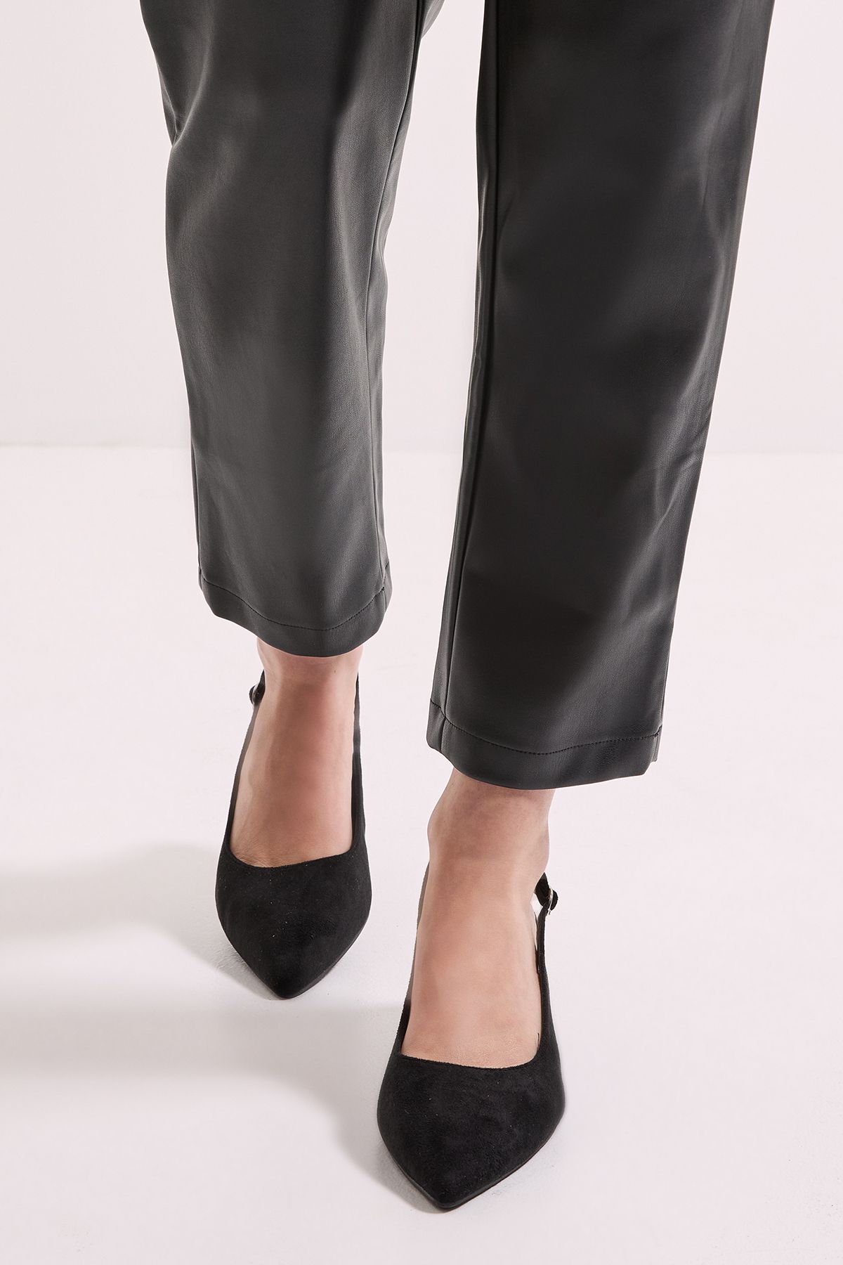 Dorothy Perkins Wide Fit Dova Slingback Kitten Heel Court Shoes Natural Black image 4