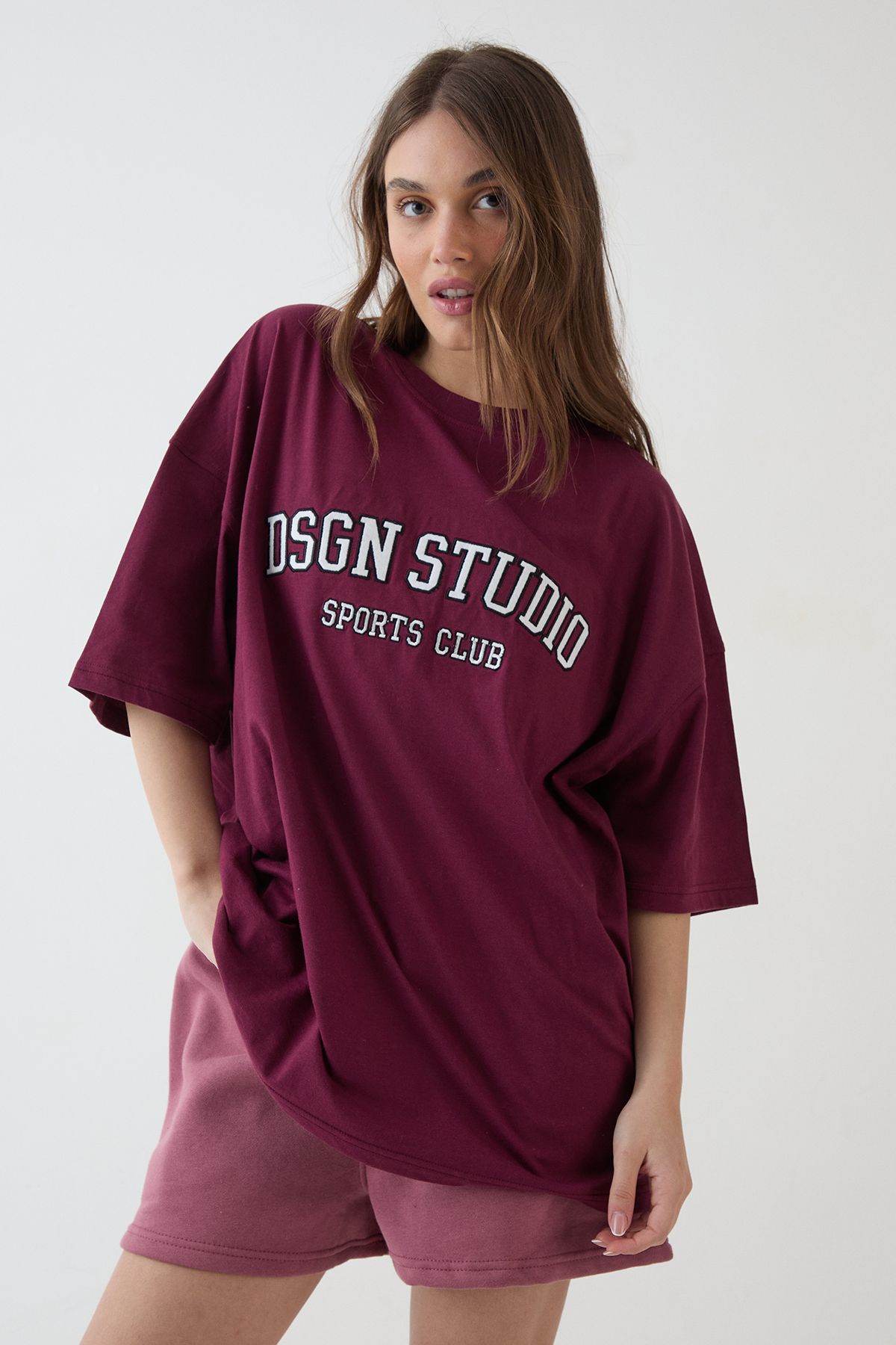 DSGN Studio DSGN Studio Applique Oversized T-Shirt Plum