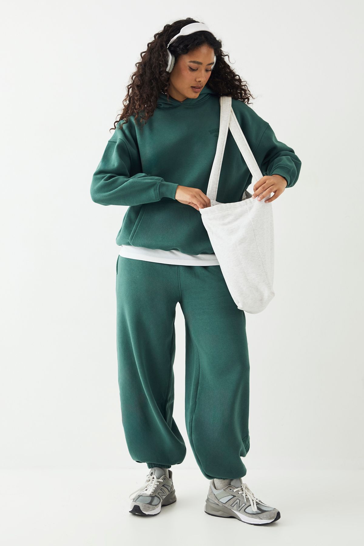 DSGN Studio DSGN Studio Sport Training Club Oversized Cuffed Jogger Green image 3