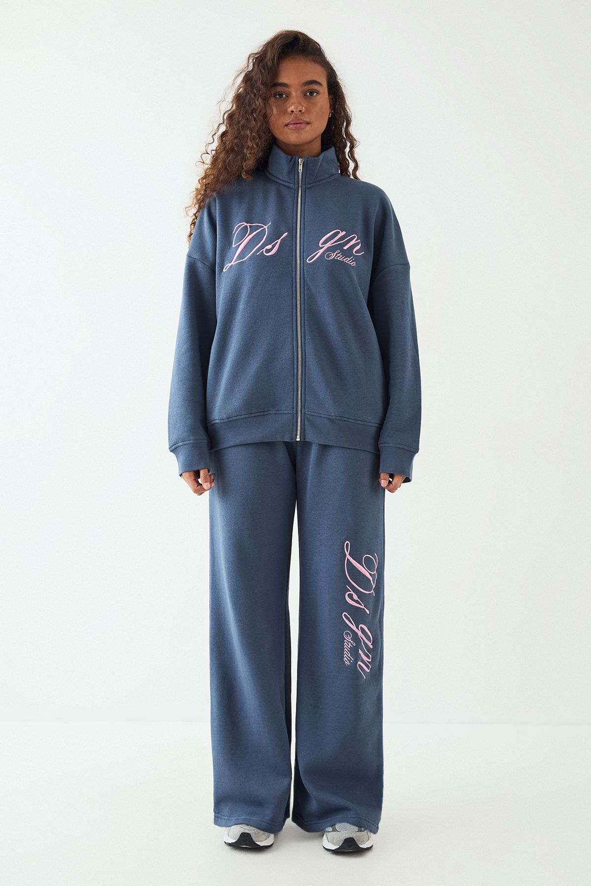 DSGN Studio DSGN Studio Script Funnel Neck Straight Leg Tracksuit Navy image 5