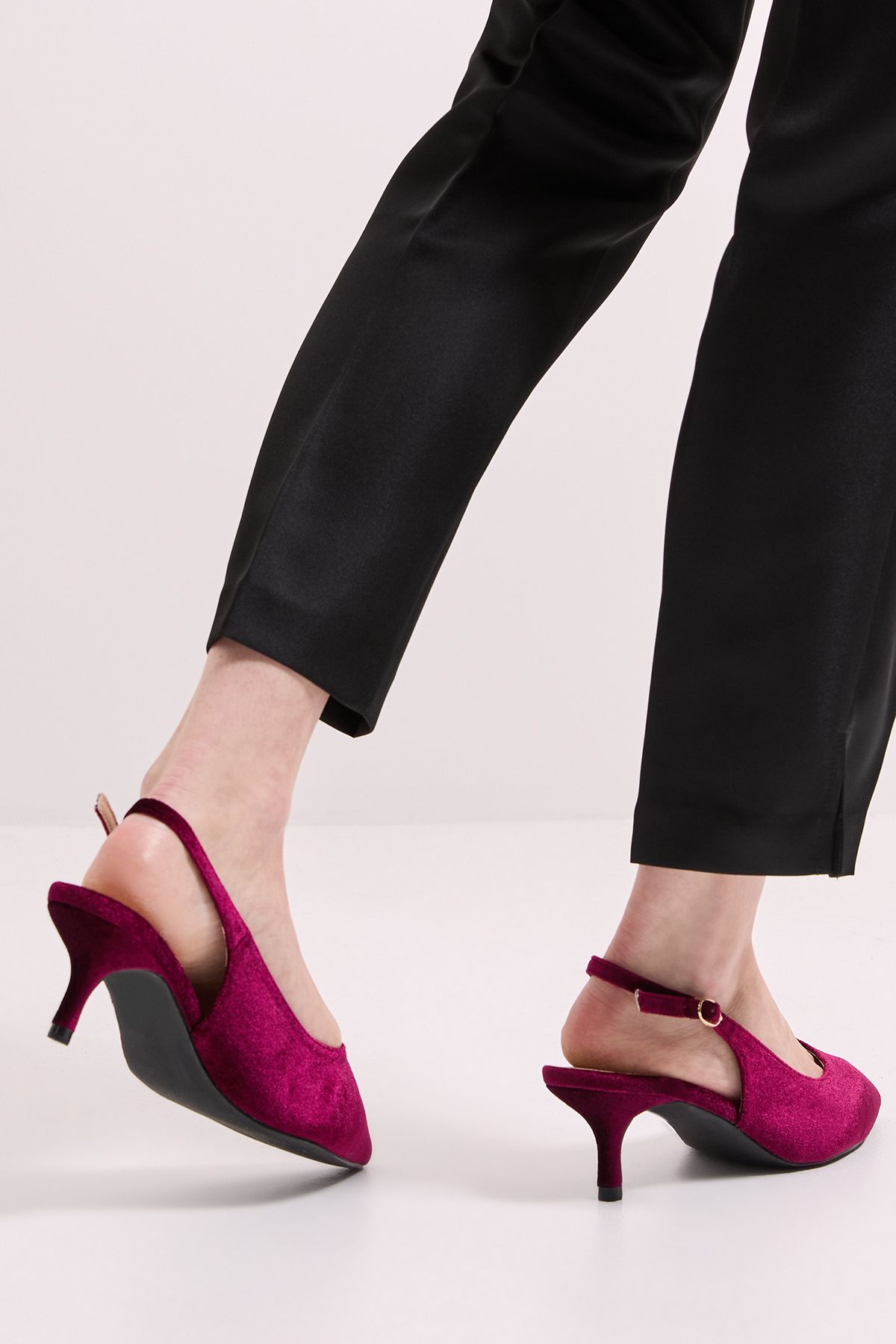 Dorothy Perkins Wide Fit Dova Velvet Slingback Kitten Heel Court Shoes Dark Red image 4