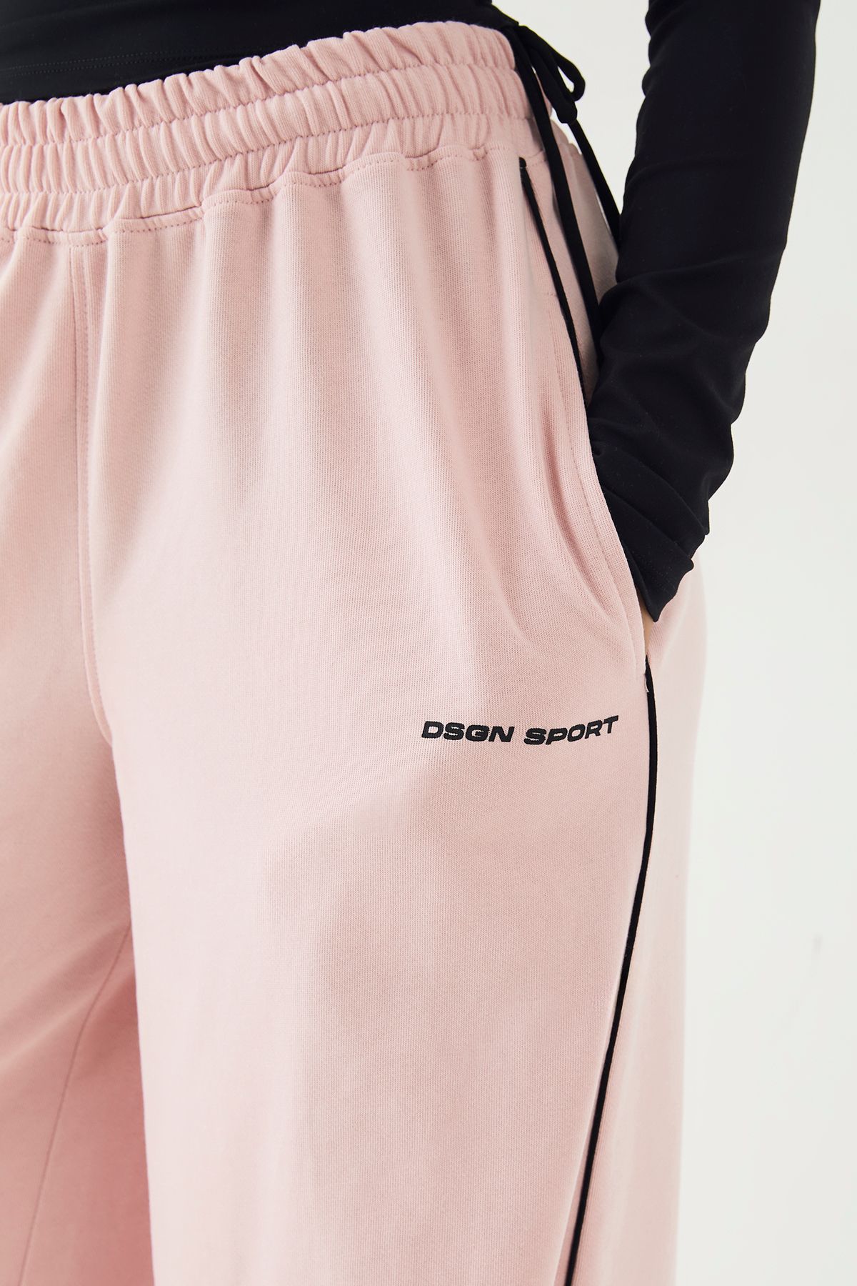 DSGN Studio DSGN Studio Piping Detail Mid Rise Toggle Jogger Baby Pink image 4