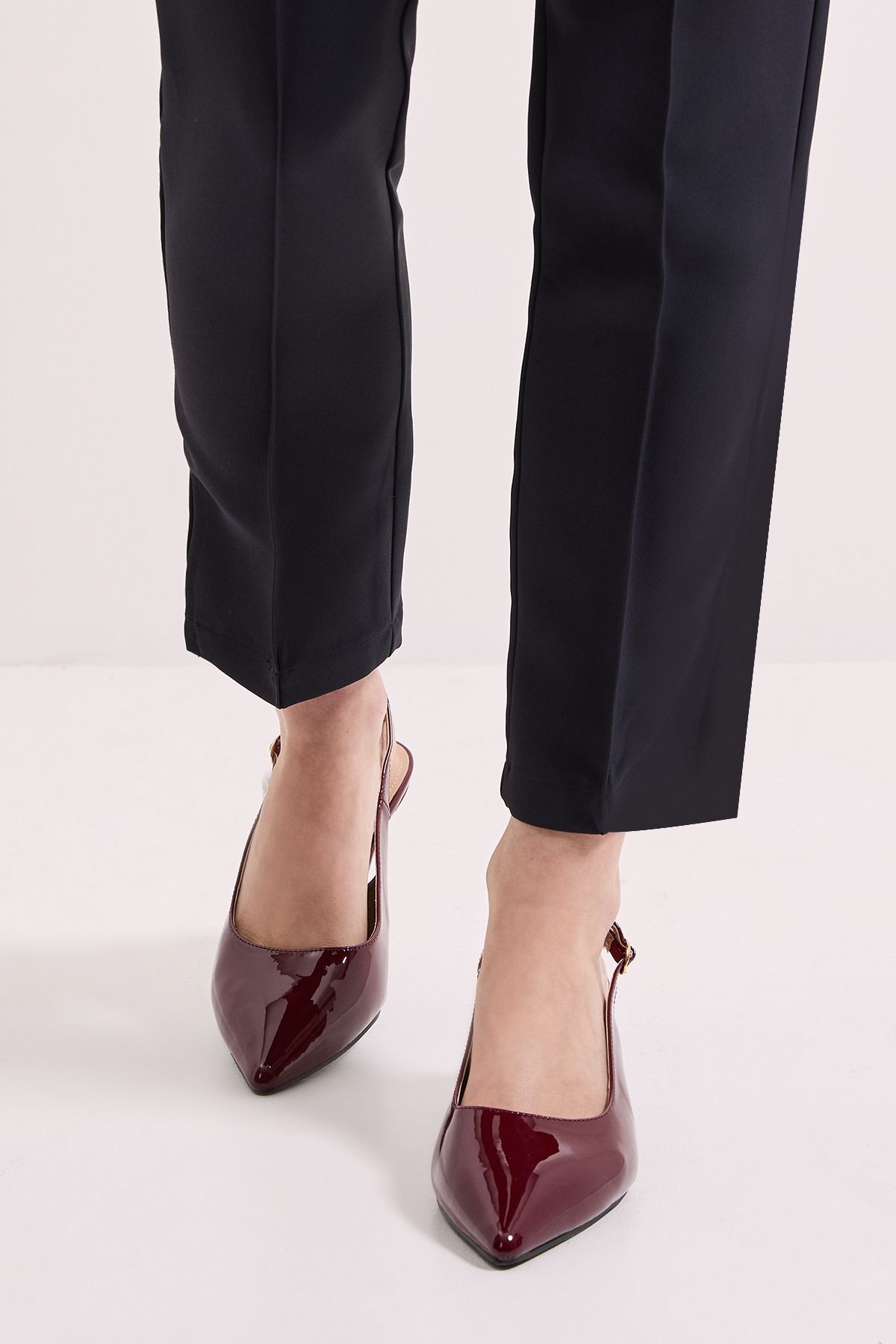 Dorothy Perkins Wide Fit Dova Slingback Kitten Heel Court Shoes Burgundy image 3