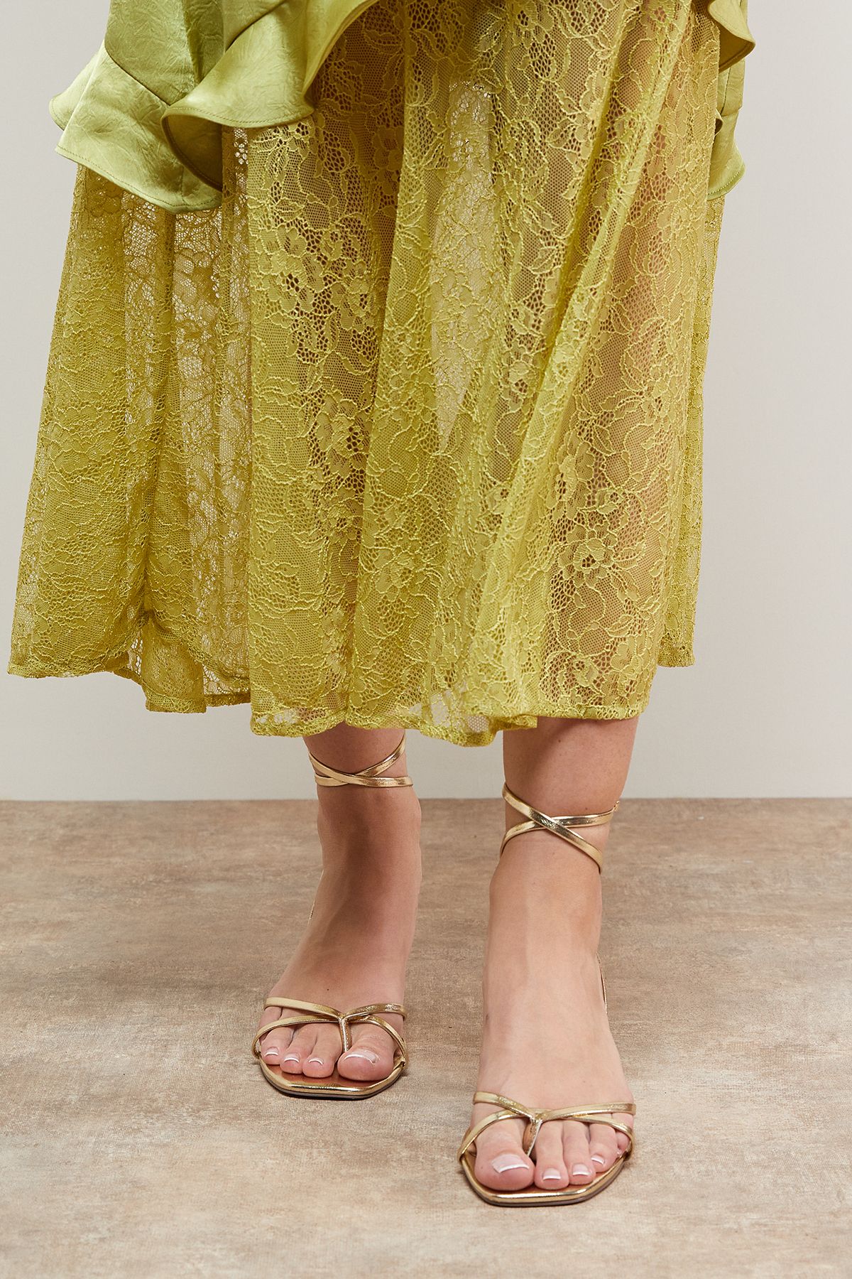 Oasis Desirae Faux Leather Toe Post Kitten Heel Sandals Gold image 3