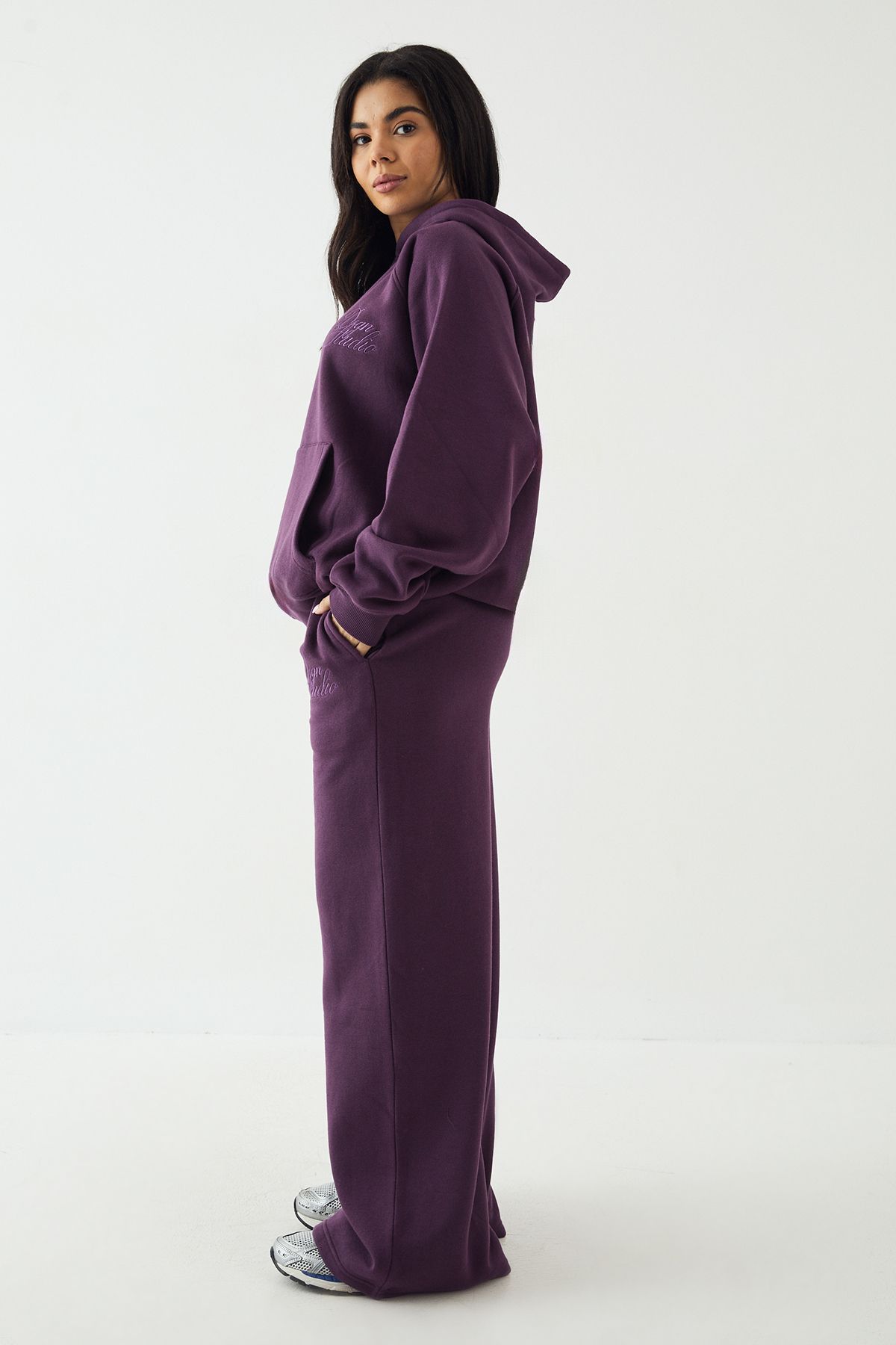 DSGN Studio DSGN Studio Contrast Script Straight Leg Jogger Aubergine image 3