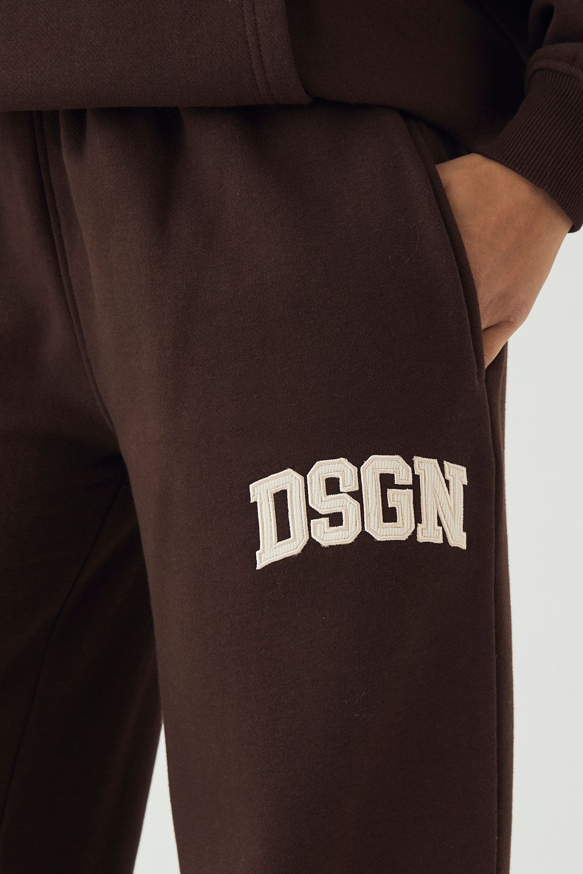 DSGN Studio DSGN Studio Cord Applique Straight Leg Jogger Dark Chocolate image 4