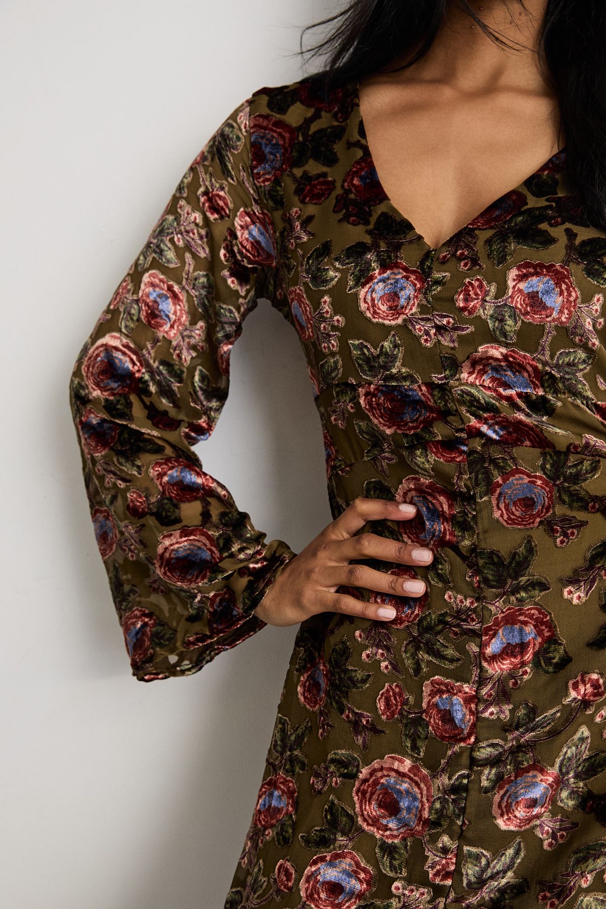 Warehouse Devore Plunge Neck Waisted Midi Dress Green image 4