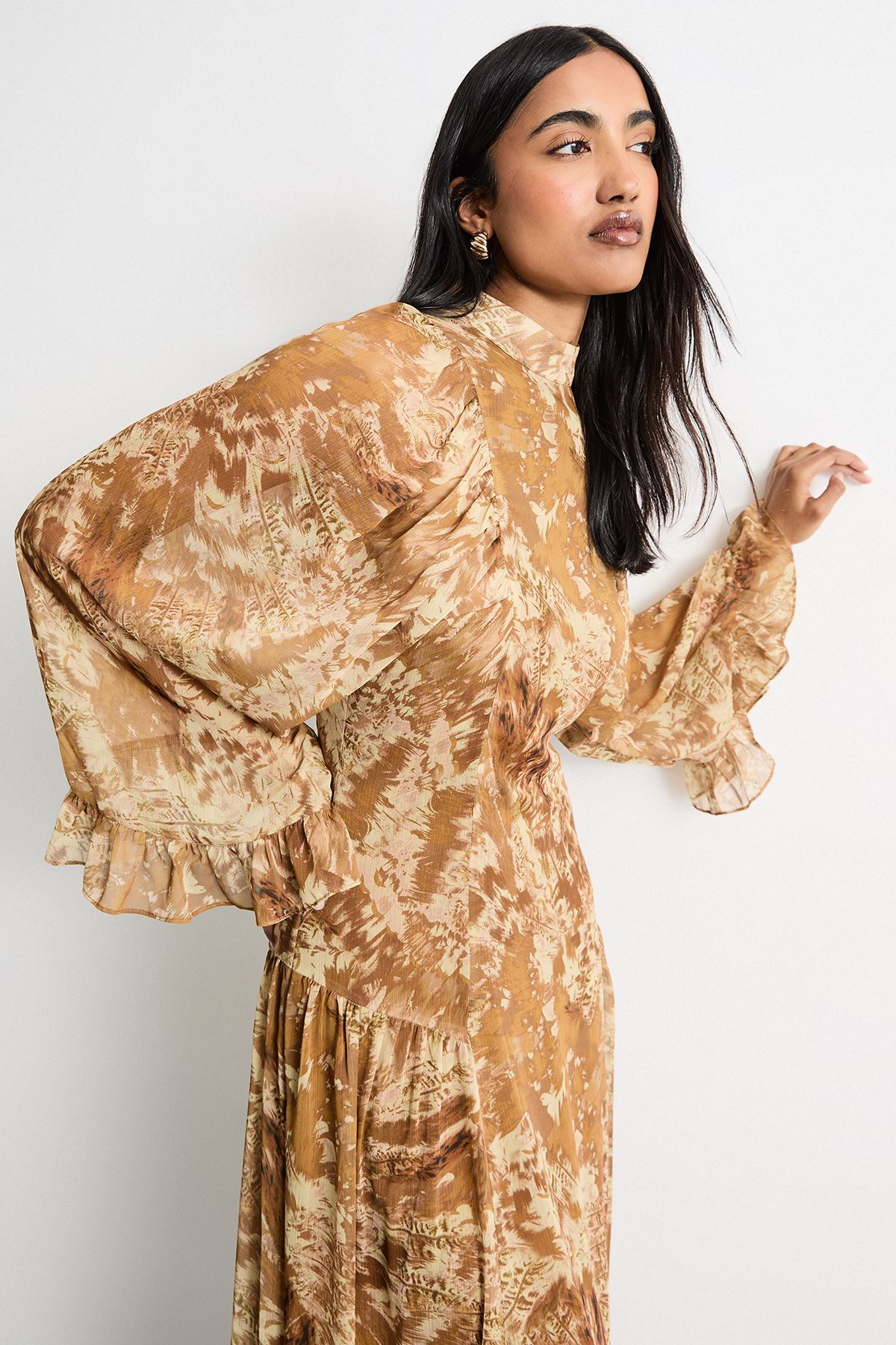 Warehouse Romantic Chiffon Fluted SLV Midaxi Dress Neutral image 2