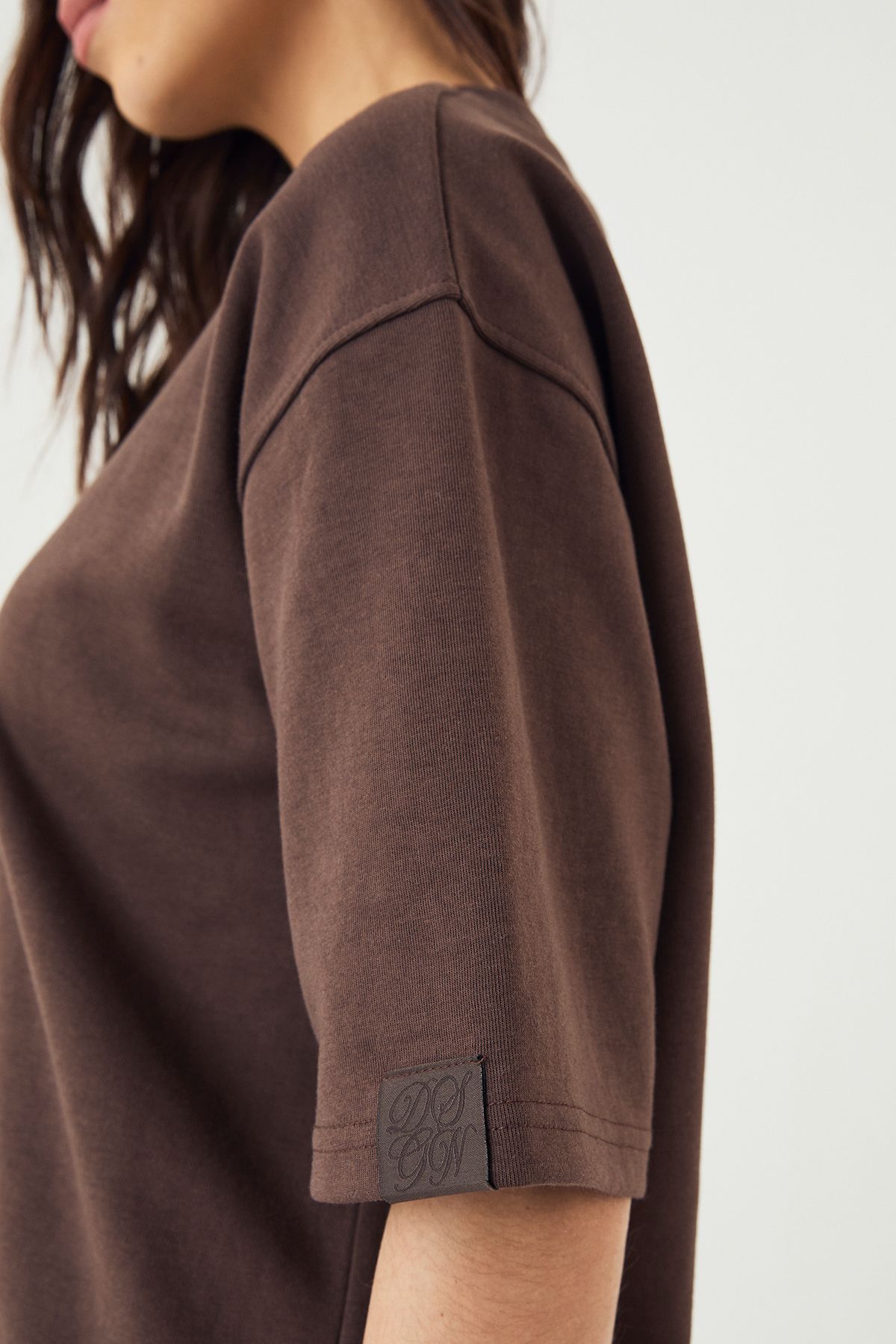 DSGN Studio DSGN Studio Interlock Crew Neck Oversized T-Shirt Dark Chocolate image 4