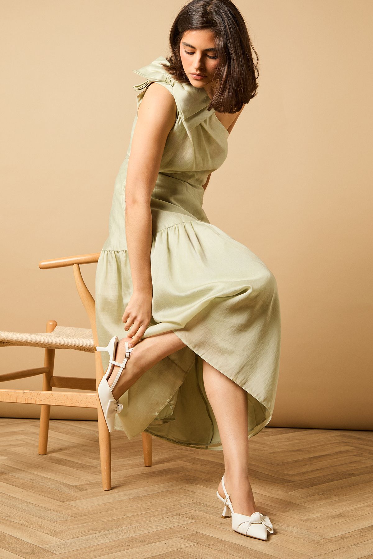 Oasis Dilly Faux Leather Bow Detail Slingback Kitten Heel Court Shoes White image 2