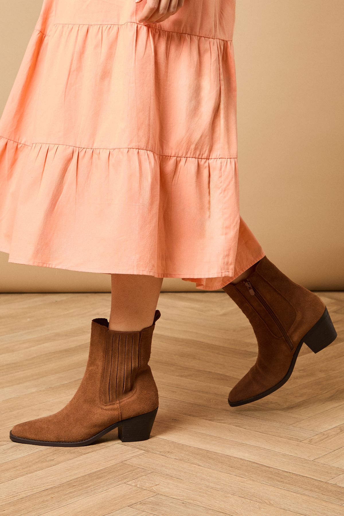 Oasis Quinn Suede Low Block Heel Western Chelsea Ankle Boots Dark Tan image 4