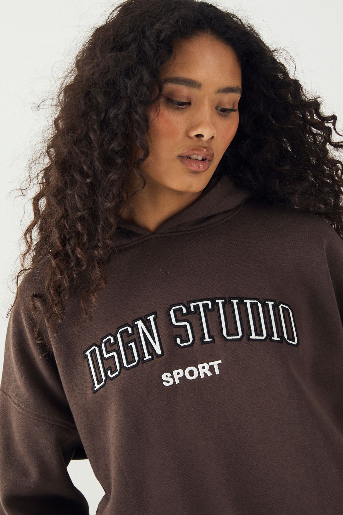 DSGN Studio DSGN Studio Collegiate Applique Oversized Hoodie Espresso image 4