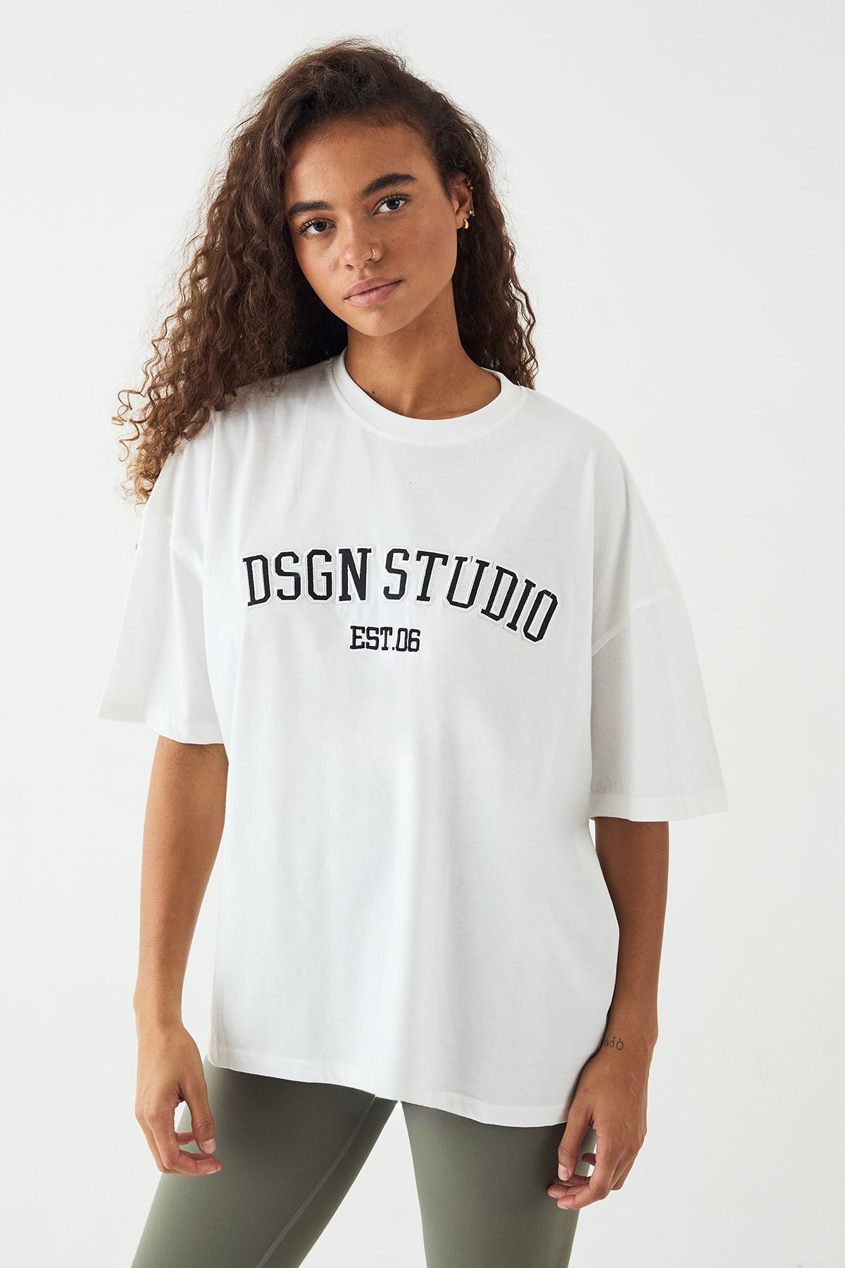 DSGN Studio DSGN Studio Applique Oversized T-shirt White image 3