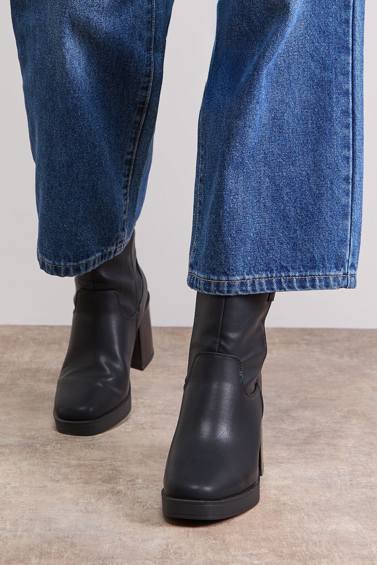 Oasis Wide Fit Carina Faux Leather Round Toe High Block Platform Ankle Boots Black image 3