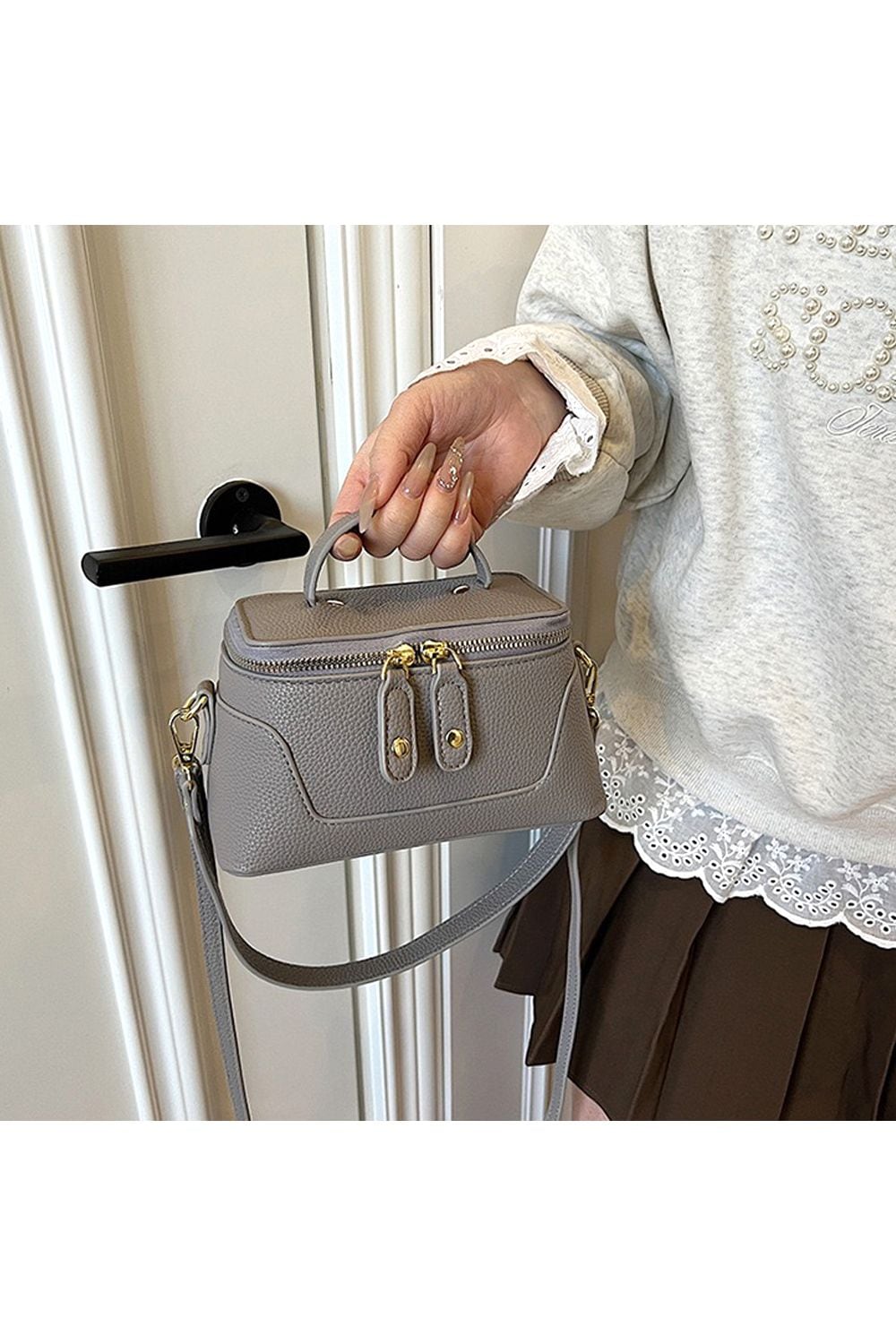 XY London 'Lilly' Tote Bag With Adjustable Shoulder Strap and Zip Closure image 3