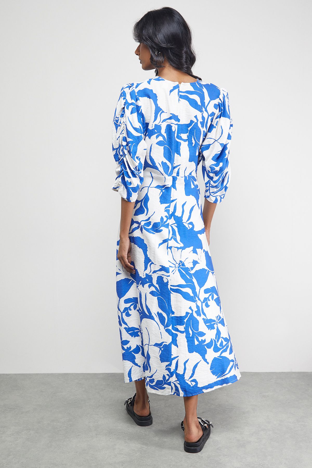 Warehouse Petite Viscose Floral V Neck Puff Sleeve Midi Dress Blue image 3