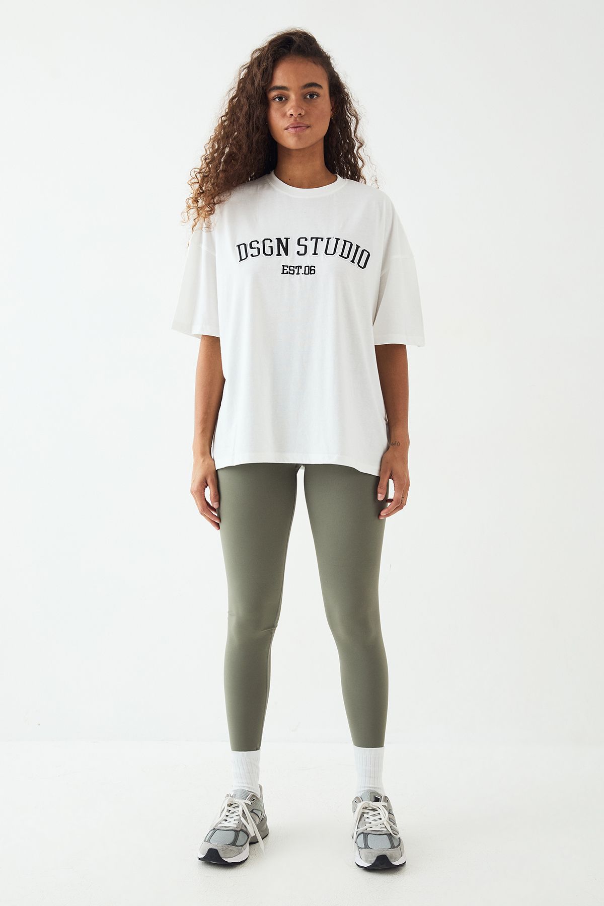 DSGN Studio DSGN Studio Applique Oversized T-shirt White image 5