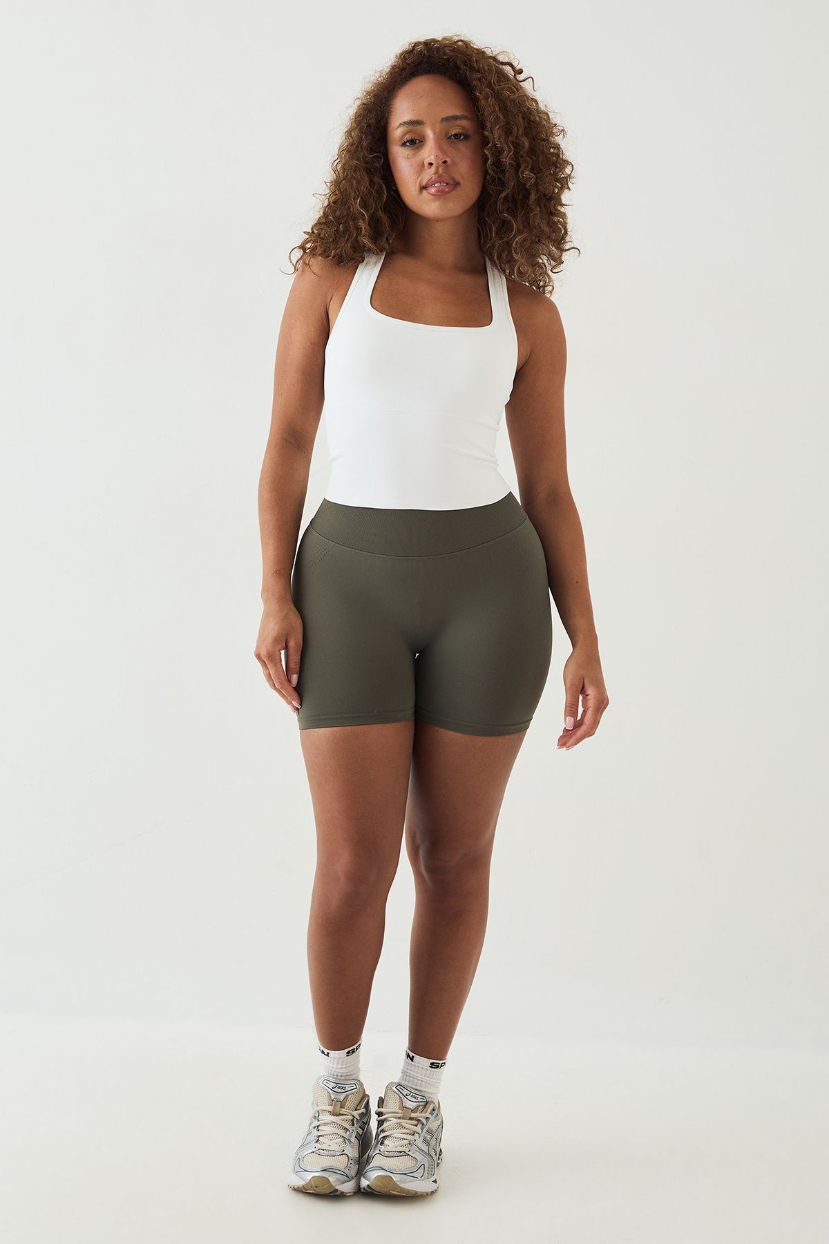 DSGN Studio DSGN Studio Sport Ultra Contour Seamless Scrunch Bum Short Fern image 5