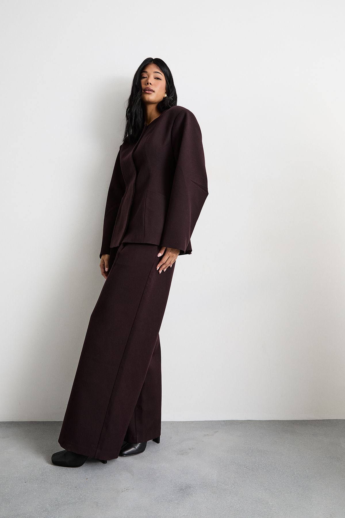 Warehouse Premium Tailored Extreme Shoulder Moulded Waist Blazer Chocolate image 4