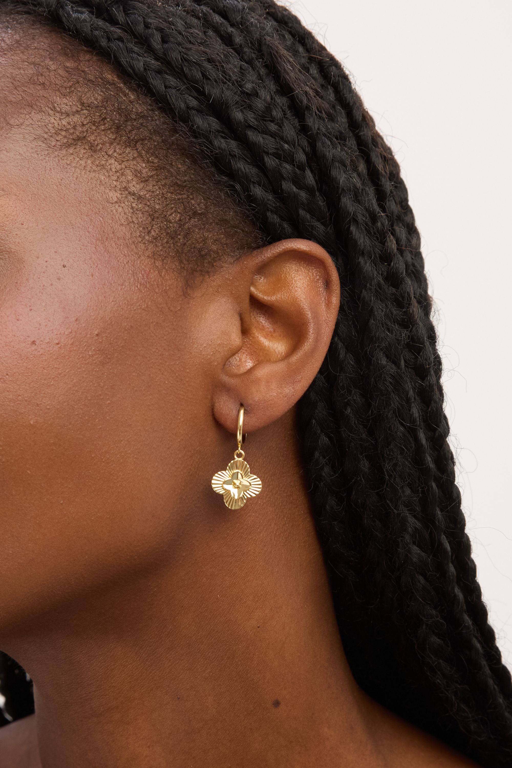 Inicio 14K Gold Plated Diamond Cut Clover Huggie Earrings - Gift Pouch image 3