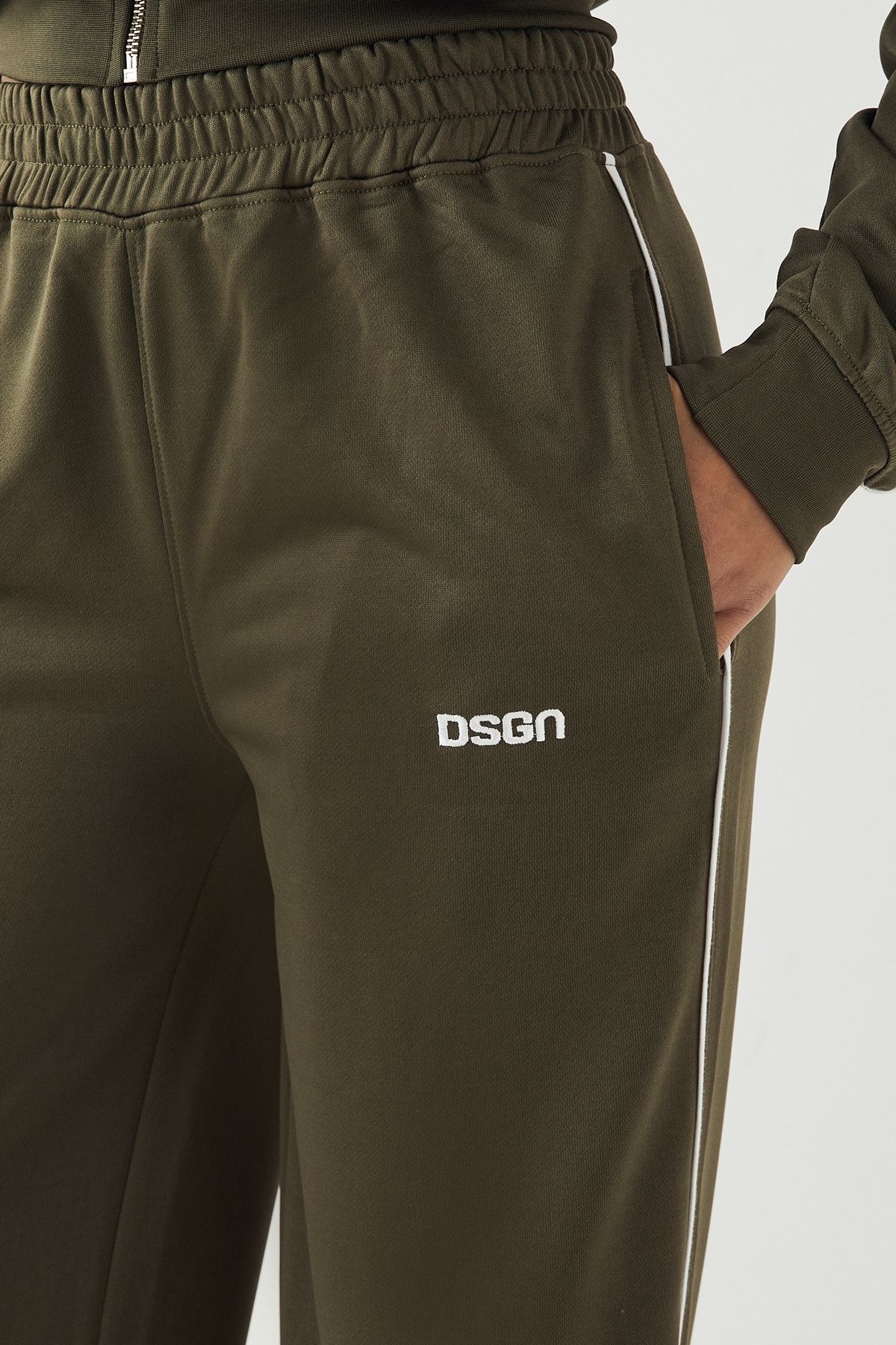DSGN Studio DSGN Studio Tricot Piping Detail Straight Leg Jogger Olive image 4