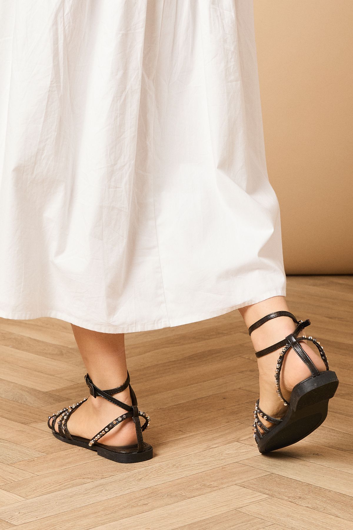 Oasis Nyviella Faux leather Studded T Bar Flat Sandals Black image 4