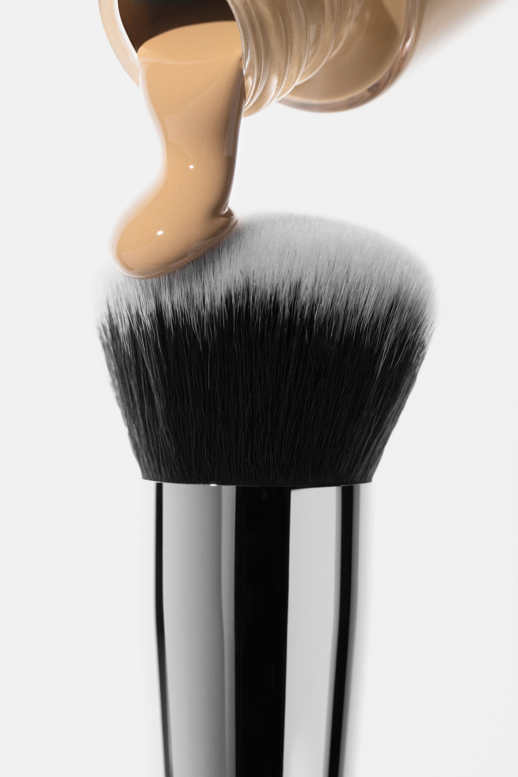 INGLOT All Covered Face Foundation image 3