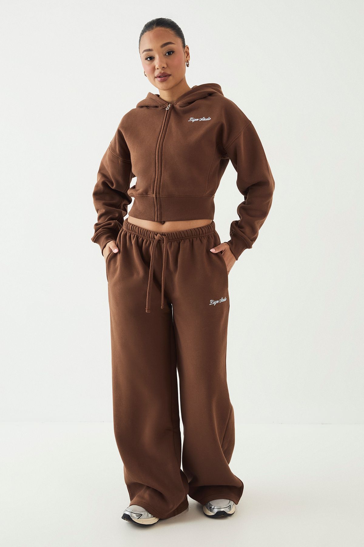 DSGN Studio DSGN Studio Script Embroidered Straight Leg Jogger Mocha image 3