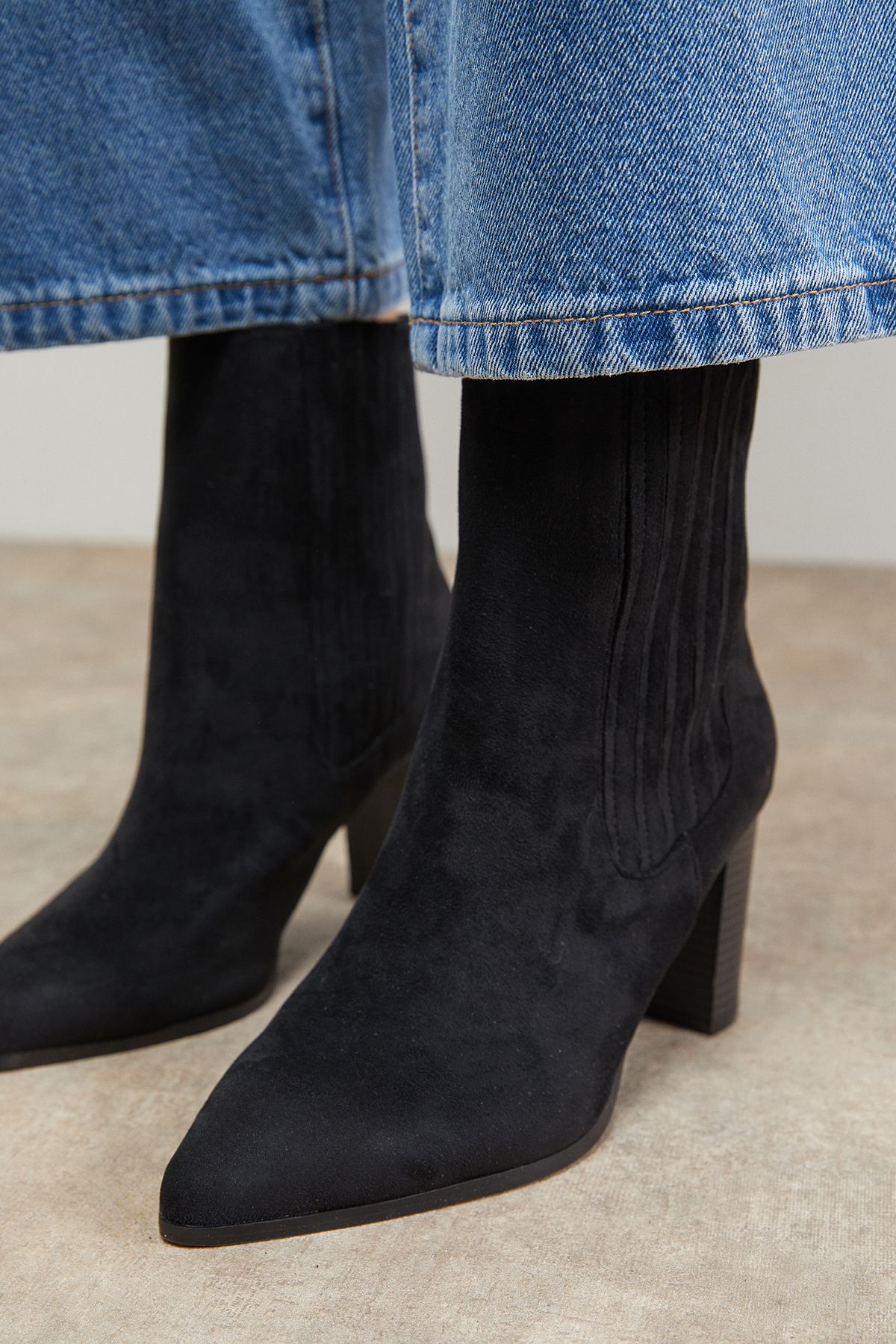 Oasis Wide Fit Maria Faux Suede High Block Heel Pointed Chelsea Ankle Boots Natural Black image 4